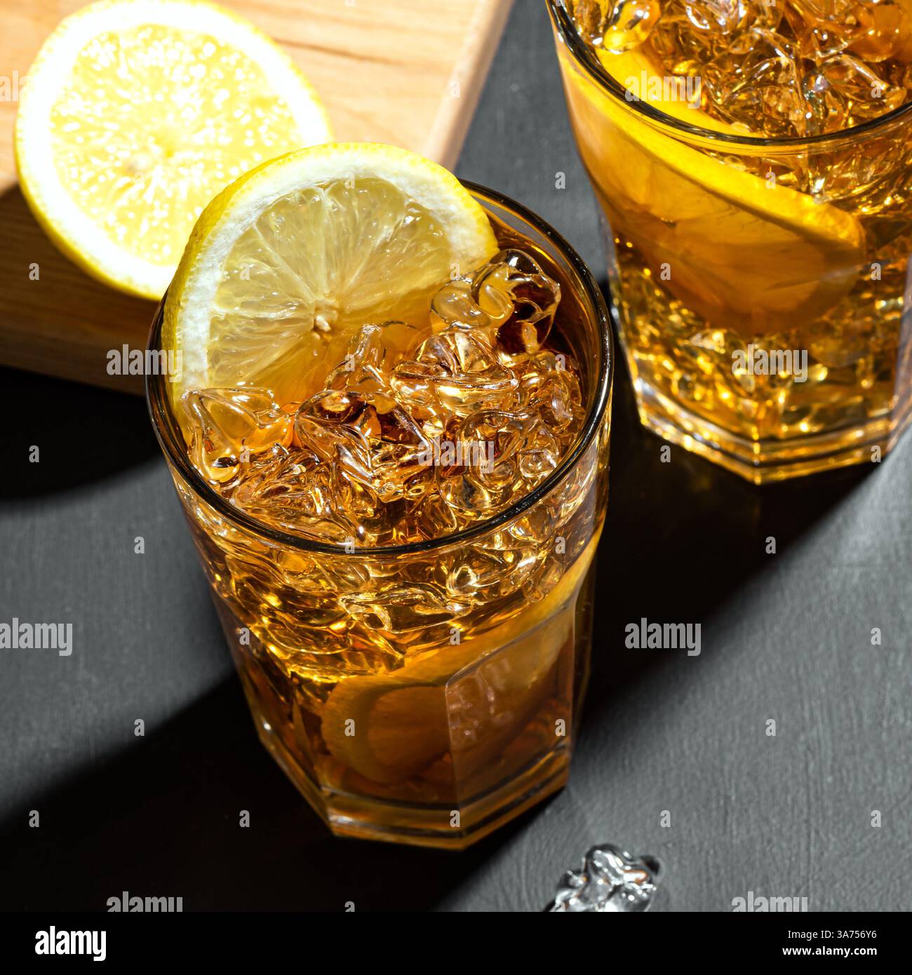 Cocktail thé glacé long Island avec rhum. Deux verres de thé glacé avec des tranches de citron et de la glace écrasée, vue de dessus, gros plan. Drin froid d'été fait maison Banque D'Images