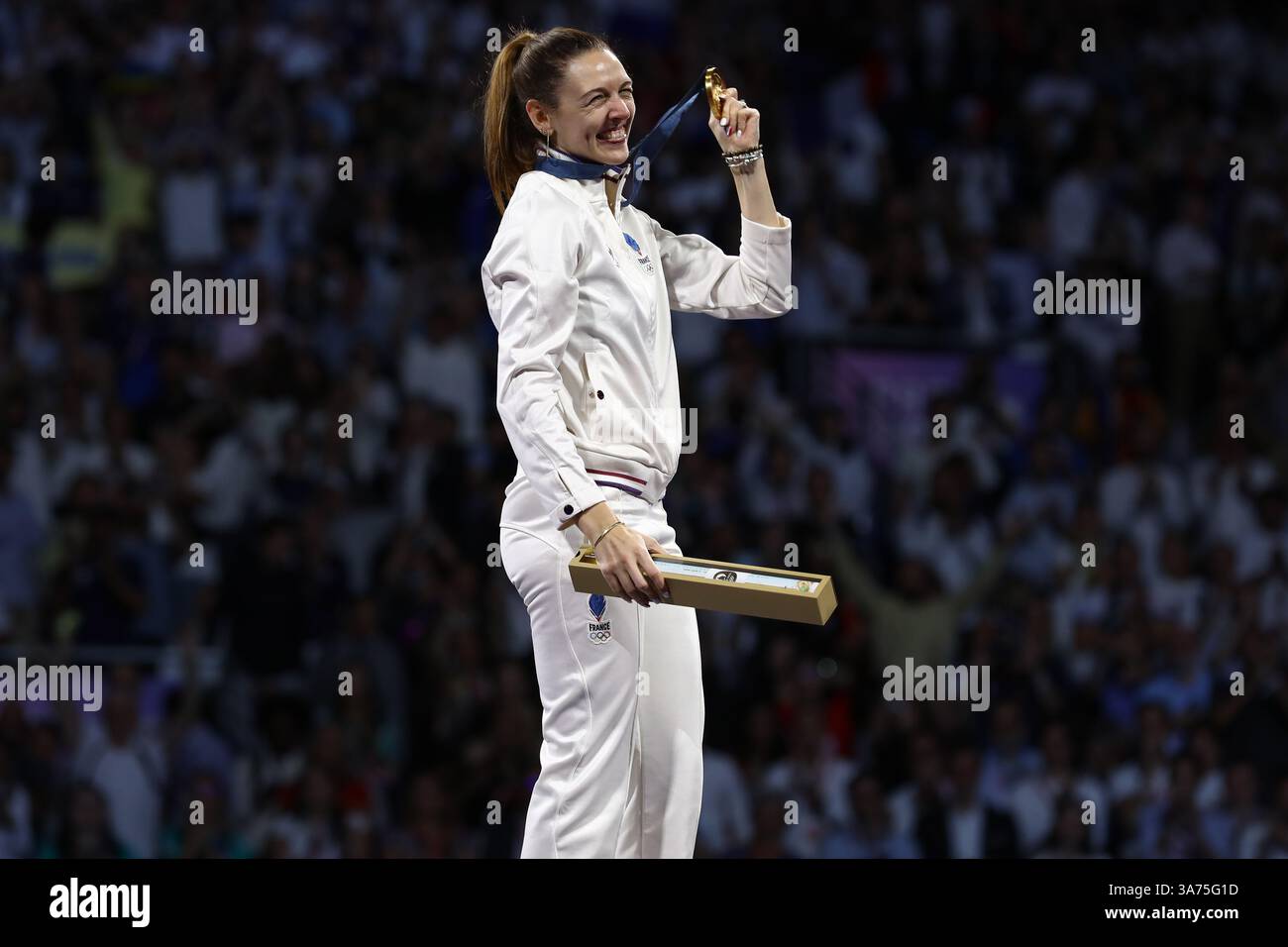 29 juillet 2024 - Paris, France : Manon Apithy-Brunet, de France, remporte la médaille d'or au Sabre individuel féminin d'escrime le jour 3 du Paris 2024 Banque D'Images