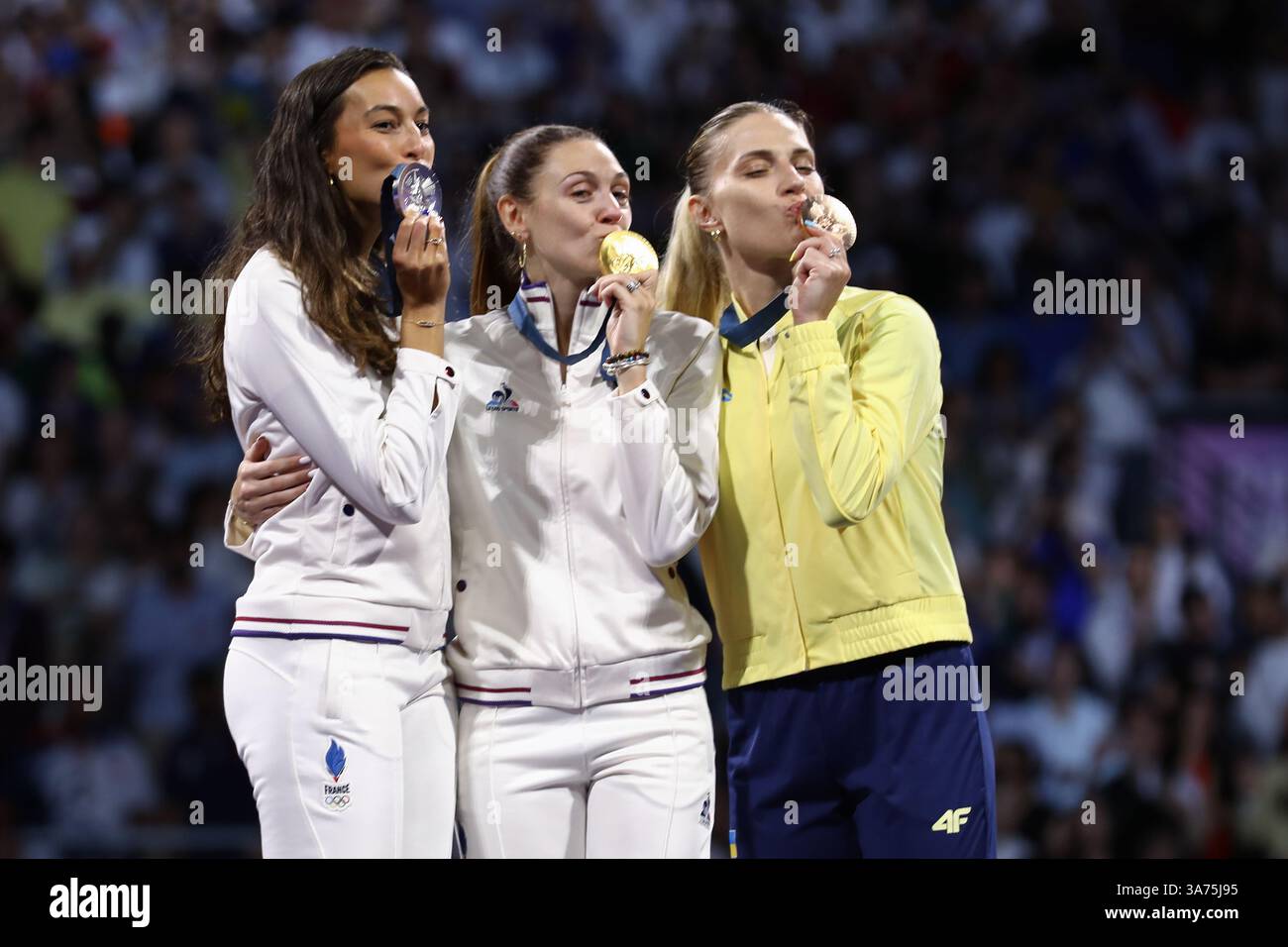 29 juillet 2024 - Paris, France : Sara Balzer de France, Manon Apithy-Brunet de France et Olga Kharlan d'Ukraine sont les méda d'argent, d'or et de bronze Banque D'Images