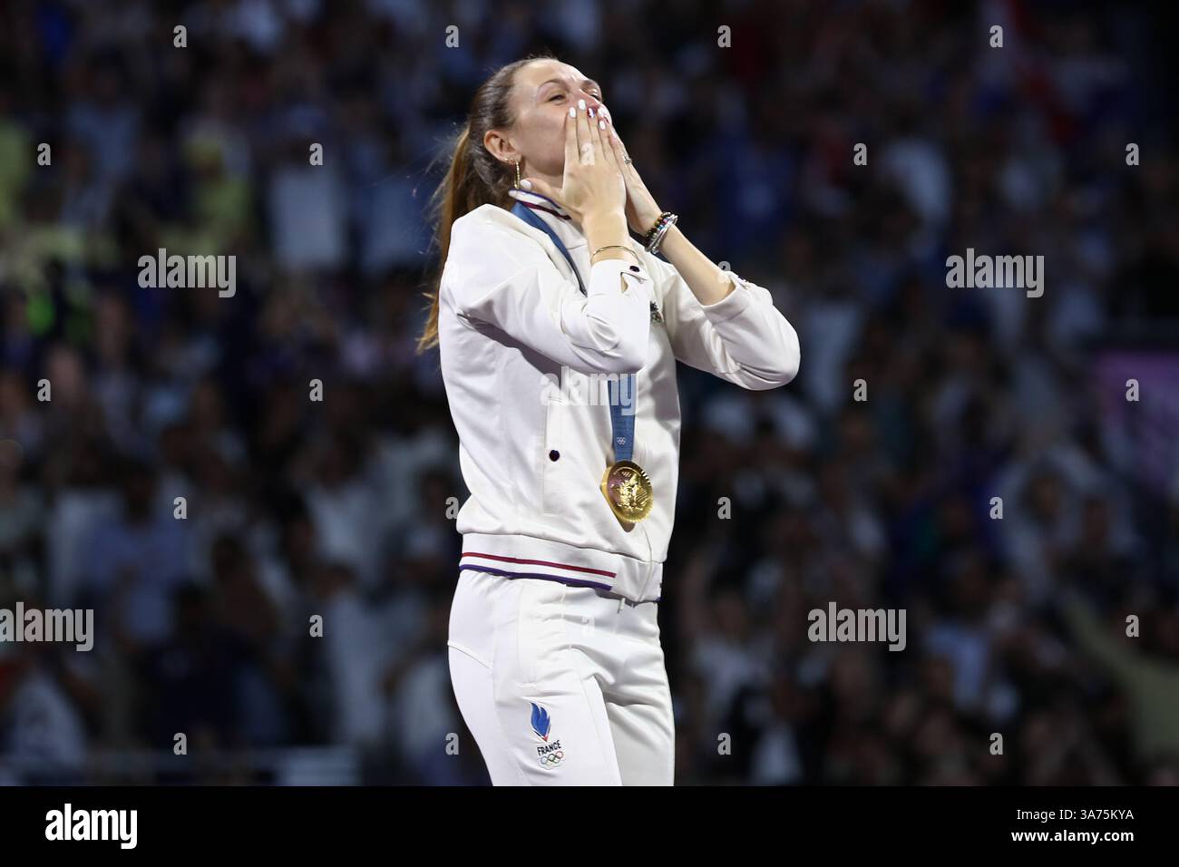 29 juillet 2024 - Paris, France : Manon Apithy-Brunet, de France, remporte la médaille d'or au Sabre individuel féminin d'escrime le jour 3 du Paris 2024 Banque D'Images