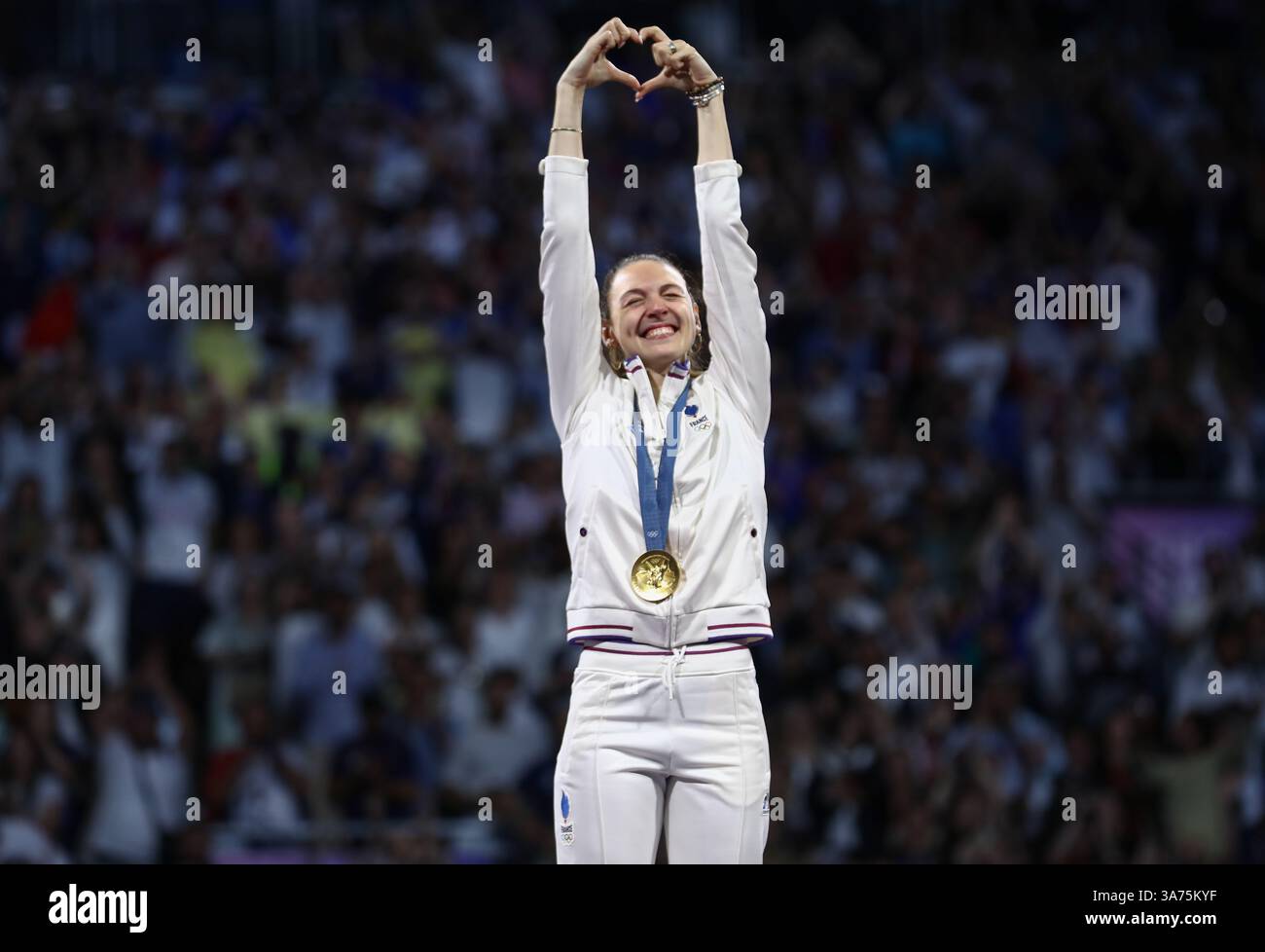 29 juillet 2024 - Paris, France : Manon Apithy-Brunet, de France, remporte la médaille d'or au Sabre individuel féminin d'escrime le jour 3 du Paris 2024 Banque D'Images