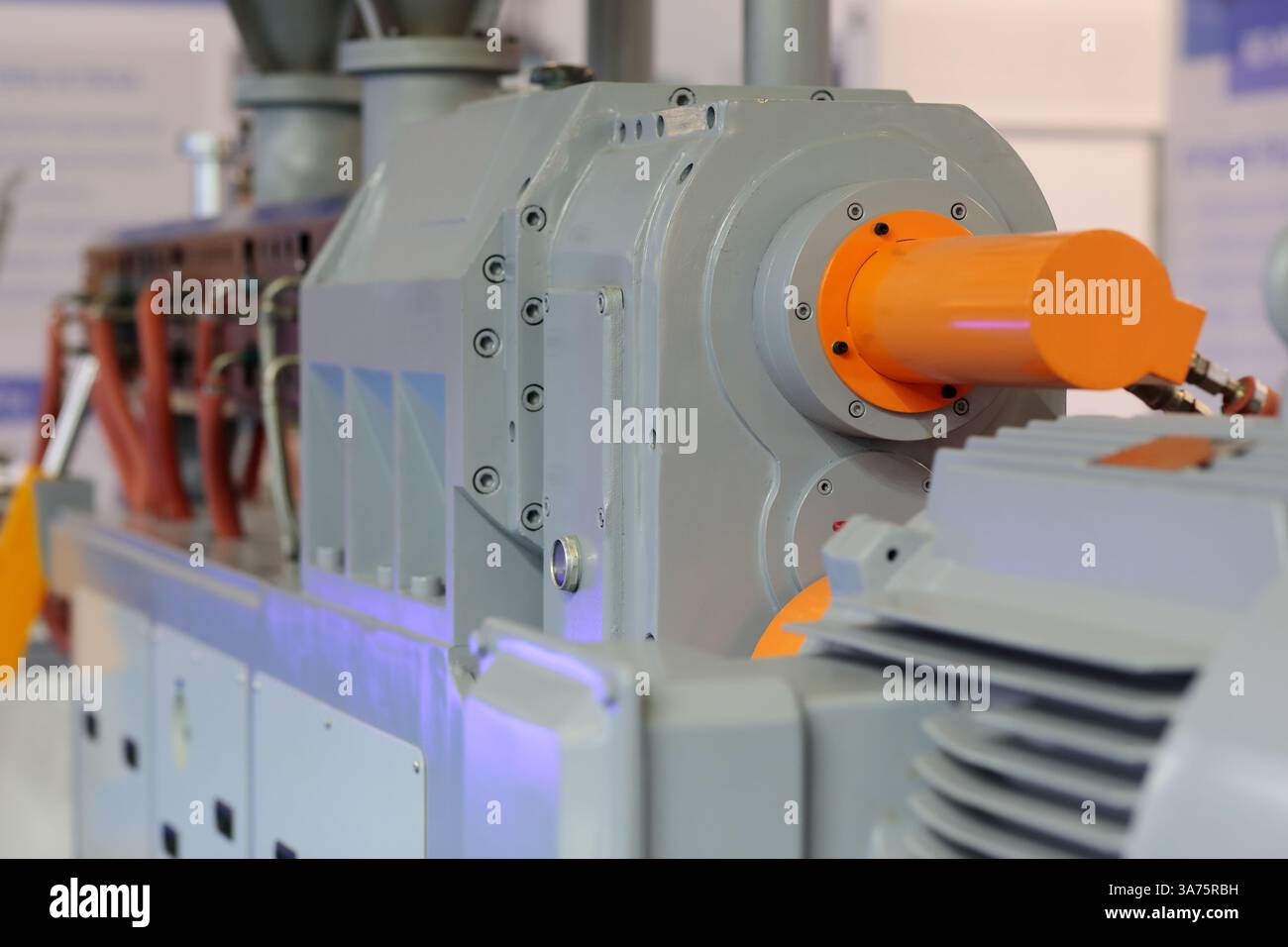 Machine industrielle d'extrudeuse en plastique gros plan. Machine d'extrusion de matière plastique. Mise au point sélective. Banque D'Images