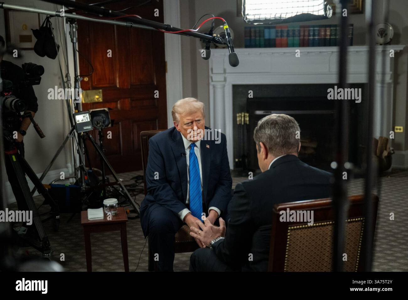 Washington, États-Unis. 25 mars 2025. U. Le président Donald Trump, à gauche, écoute une question de Greg Kelly, animateur conservateur de Newsmax, lors d'une interview individuelle à la Maison Blanche, le 25 mars 2025, à Washington, DC crédit : Molly Riley/White House photo/Alamy Live News Banque D'Images