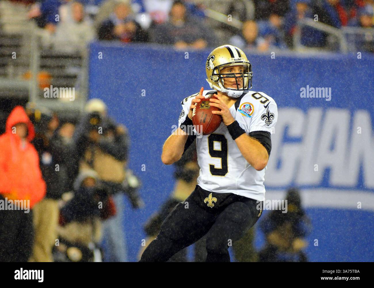 09, 2012 - East Rutherford, New Jersey, États-Unis - le quarterback des Saints de la Nouvelle-Orléans DREW BREES (9) regarde au-dessus du terrain alors qu'il tente de passer le ballon pendant le quatrième quart d'action. Les Giants remportent 52-27 au met Life Stadium. (Crédit image : © Bennett Cohen/ZUMAPRESS.com) Banque D'Images