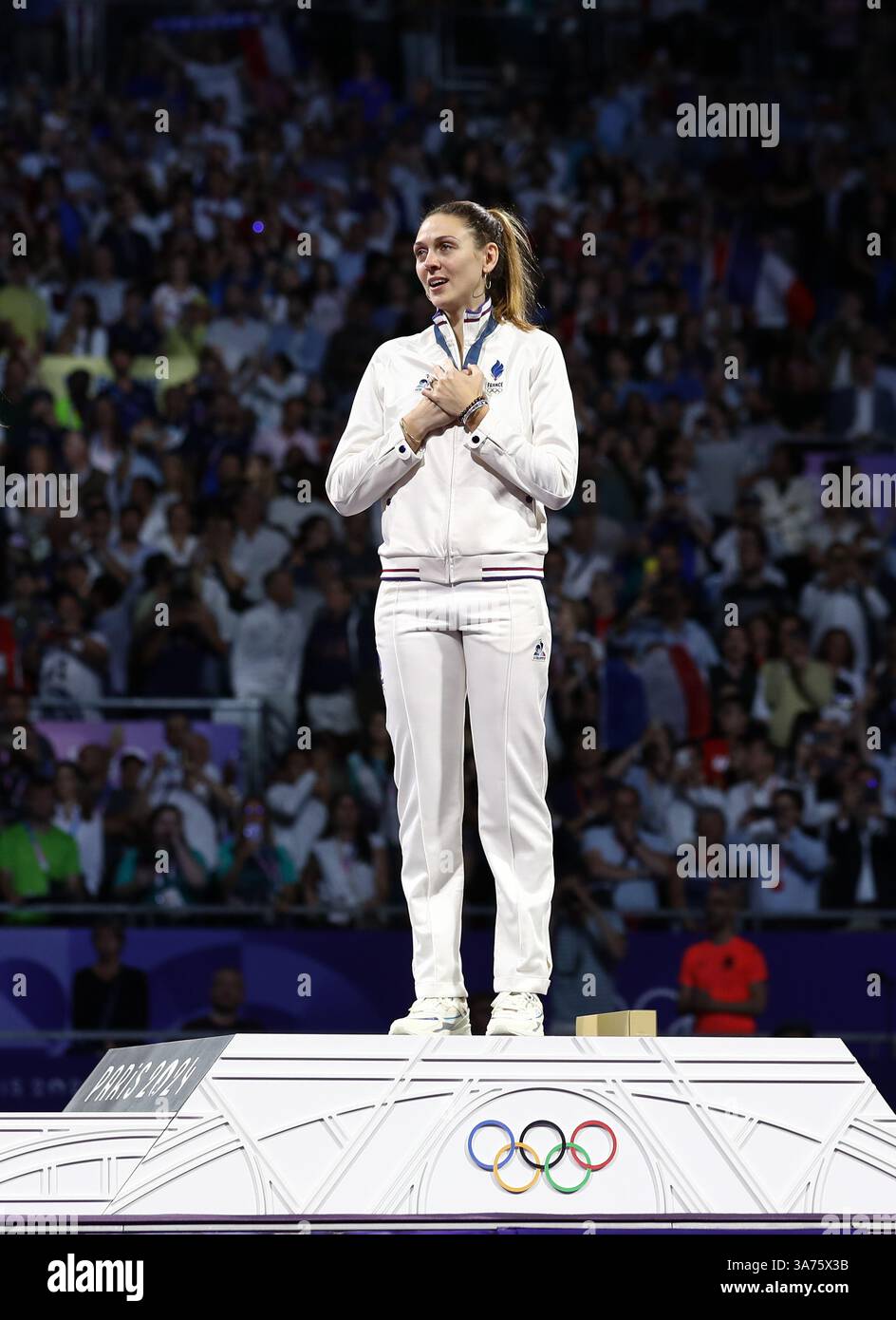29 juillet 2024 - Paris, France : Manon Apithy-Brunet, de France, remporte la médaille d'or au Sabre individuel féminin d'escrime le jour 3 du Paris 2024 Banque D'Images