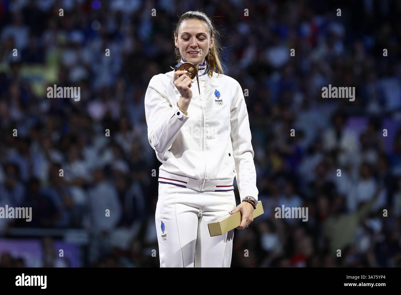 29 juillet 2024 - Paris, France : Manon Apithy-Brunet, de France, remporte la médaille d'or au Sabre individuel féminin d'escrime le jour 3 du Paris 2024 Banque D'Images