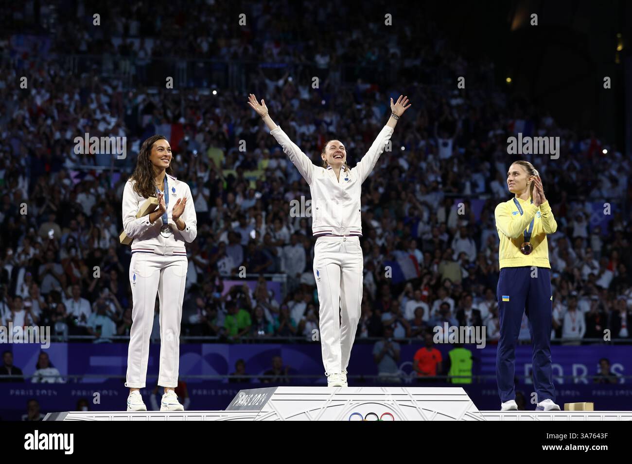 29 juillet 2024 - Paris, France : Manon Apithy-Brunet, de France, remporte la médaille d'or au Sabre individuel féminin d'escrime le jour 3 du Paris 2024 Banque D'Images