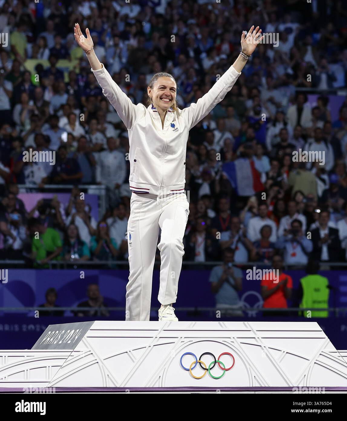 29 juillet 2024 - Paris, France : Manon Apithy-Brunet, de France, remporte la médaille d'or au Sabre individuel féminin d'escrime le jour 3 du Paris 2024 Banque D'Images