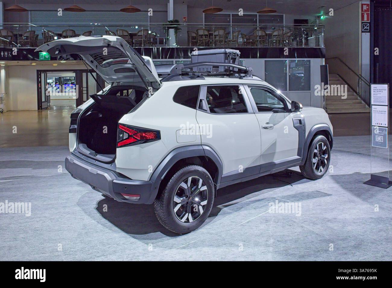 Pasila, Helsinki, Finlande – 14 mars. 2025 : Dacia Duster car à AUTO 25 et Mobility Show au Messukeskus Helsinki. Banque D'Images