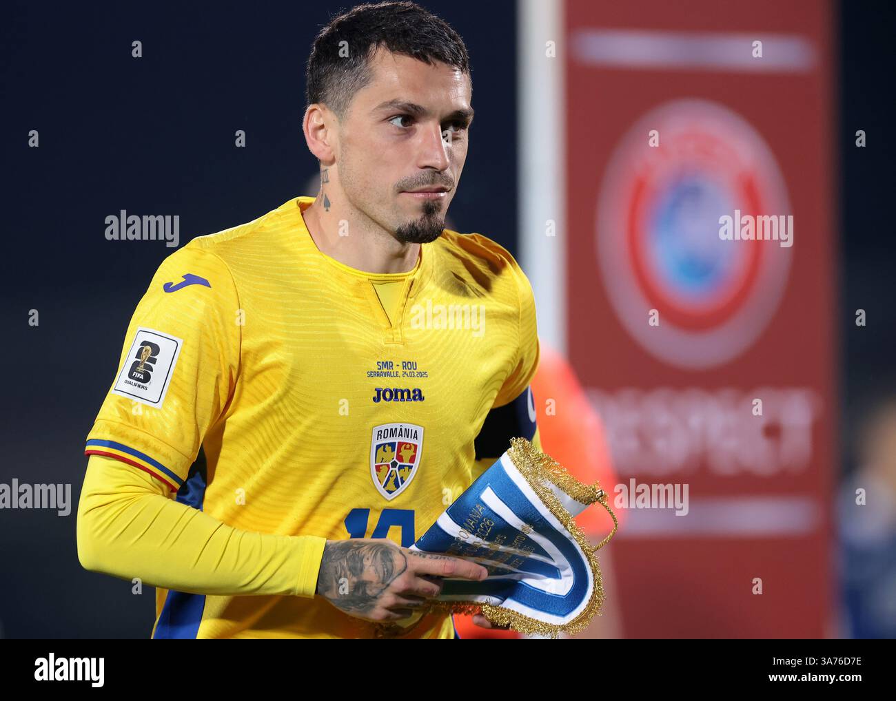 Serravalle, Italie. 24 mars 2025. Un tatouage sur la main de Nicolae Stanciu de Roumanie est vu alors qu'il donne le fanion de Saint-Marin à un membre du staff avant le coup d'envoi du match de qualification pour le Championnat d'Europe de l'UEFA au stade de Saint-Marin, Serravalle. Le crédit photo devrait se lire : Jonathan Moscrop/Sportimage crédit : Sportimage Ltd/Alamy Live News Banque D'Images