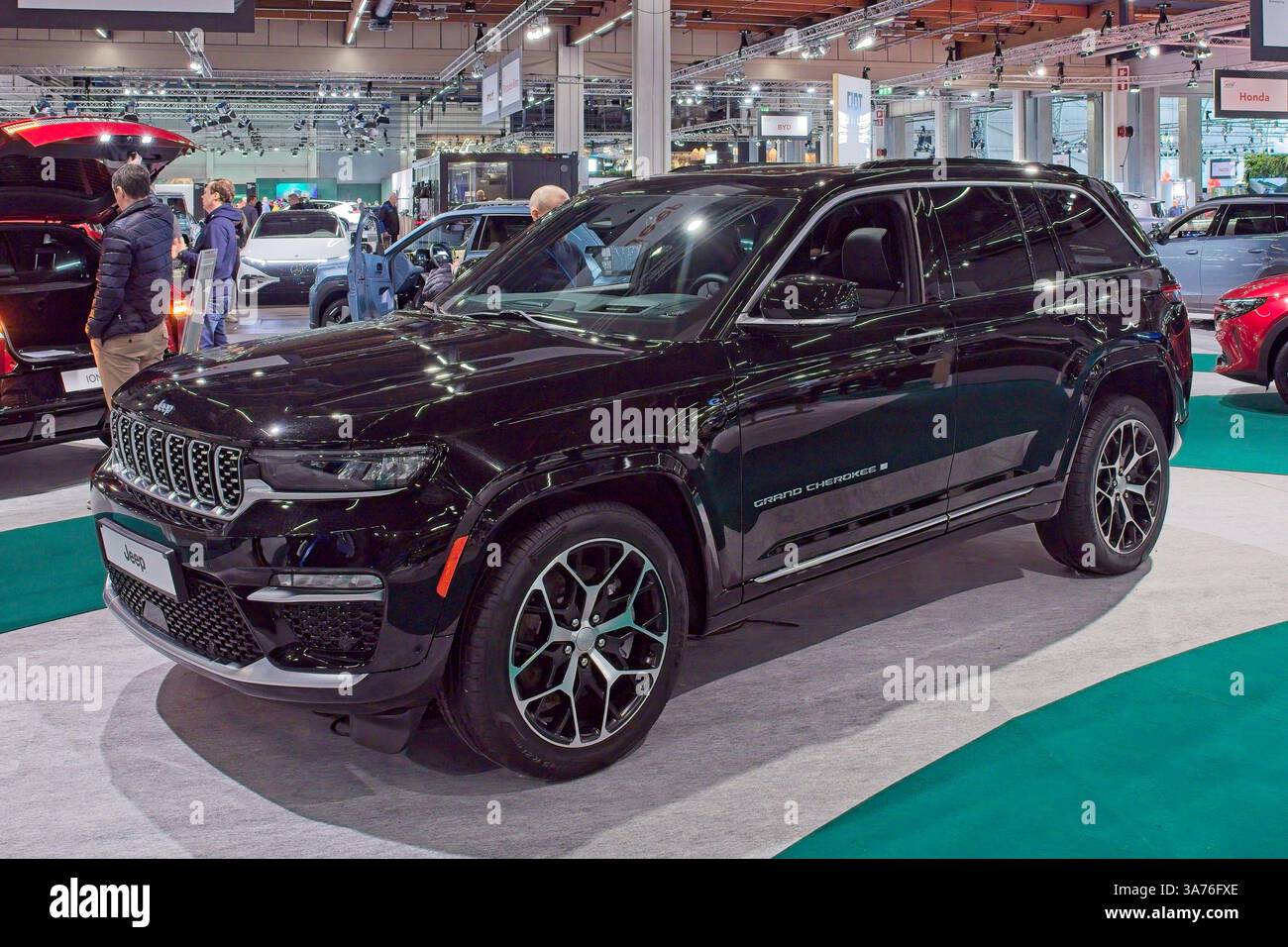 Pasila, Helsinki, Finlande – 14 mars. 2025 : Jeep Grand Cherokee car à AUTO 25 et salon Mobility à Messukeskus Helsinki. Banque D'Images