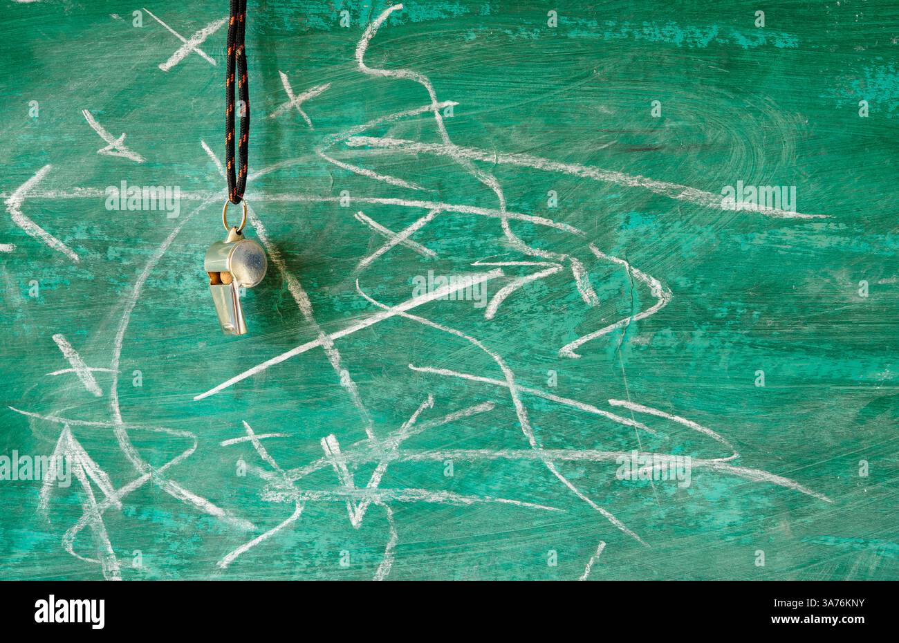 tactiques de football gribouillonner sur le tableau noir et sifflet de l'arbitre ou de l'entraîneur de football. Grand événement de football cette année, concept de championnat de football. Banque D'Images
