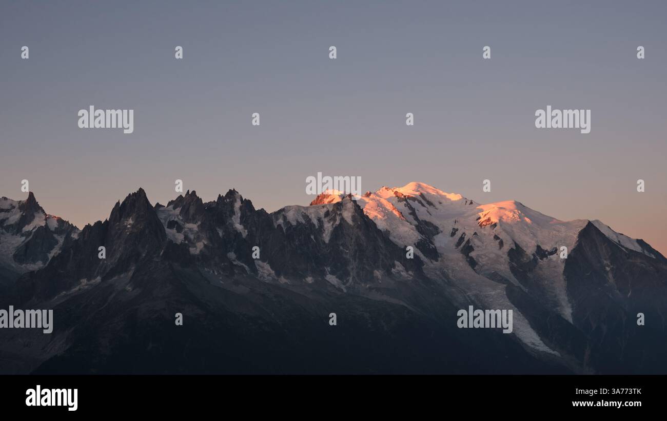 Lumière du lever du soleil tôt le matin illuminant le sommet du Mont Blanc Banque D'Images