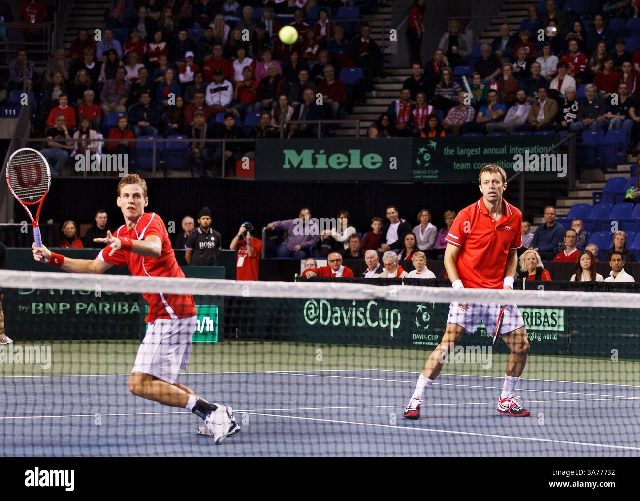 Février 2, 2013 - Vancouver, Colombie-Britannique, Canada - DANIEL NESTOR / VASEK POSPISIL au jour 2 double caoutchouc de la Coupe Davis Tier1 2013 Canada vs Espagne. (Crédit image : © Andrew Chin/ZUMAPRESS.com) Banque D'Images