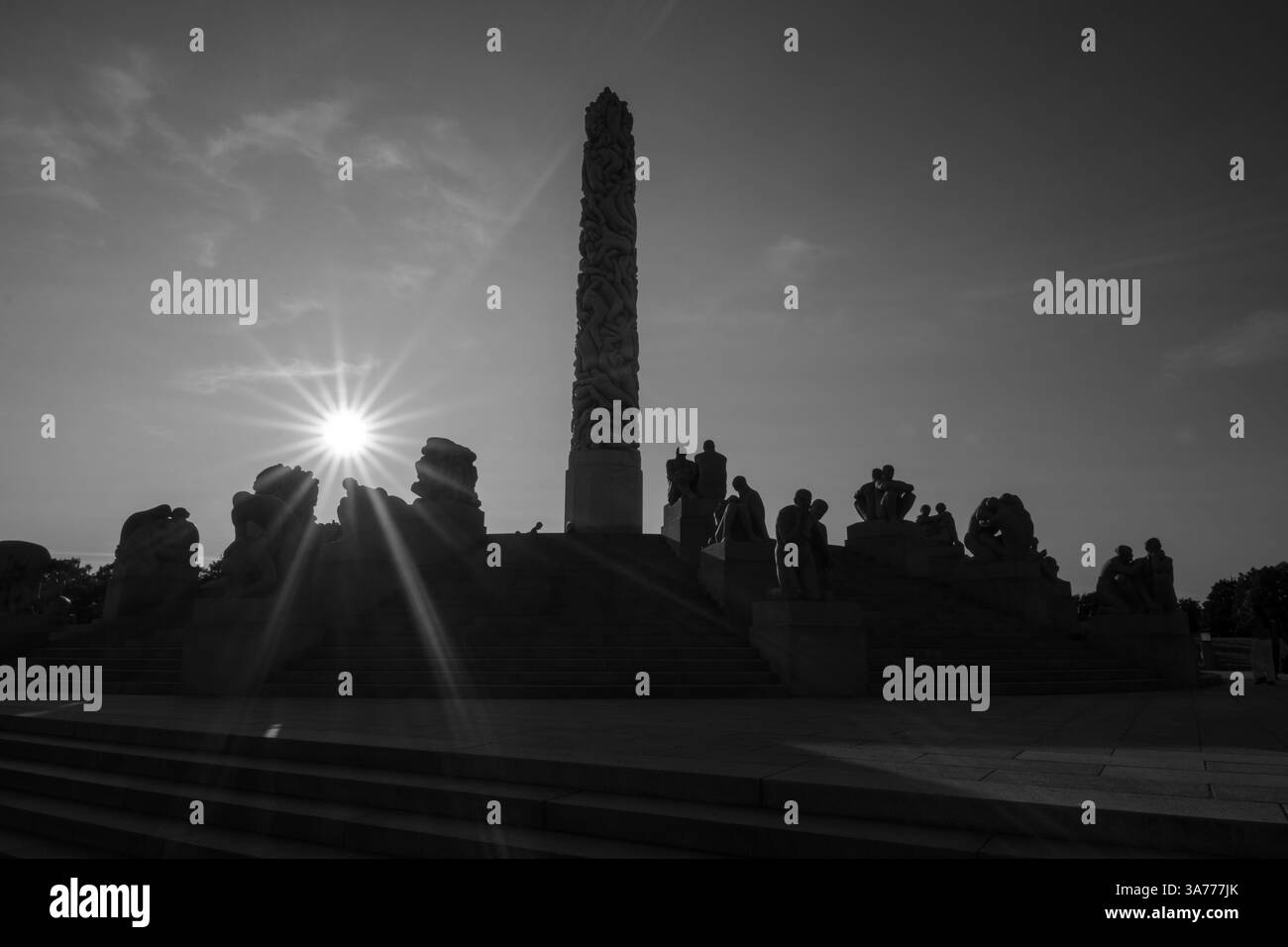 Plan monochrome de la sculpture Monolitten et d'une étoile de soleil dans le parc Vigeland, Oslo Banque D'Images Plan monochrome de la sculpture Monolitten et d'une étoile de soleil dans le parc Vigeland, Oslo Banque D'Images