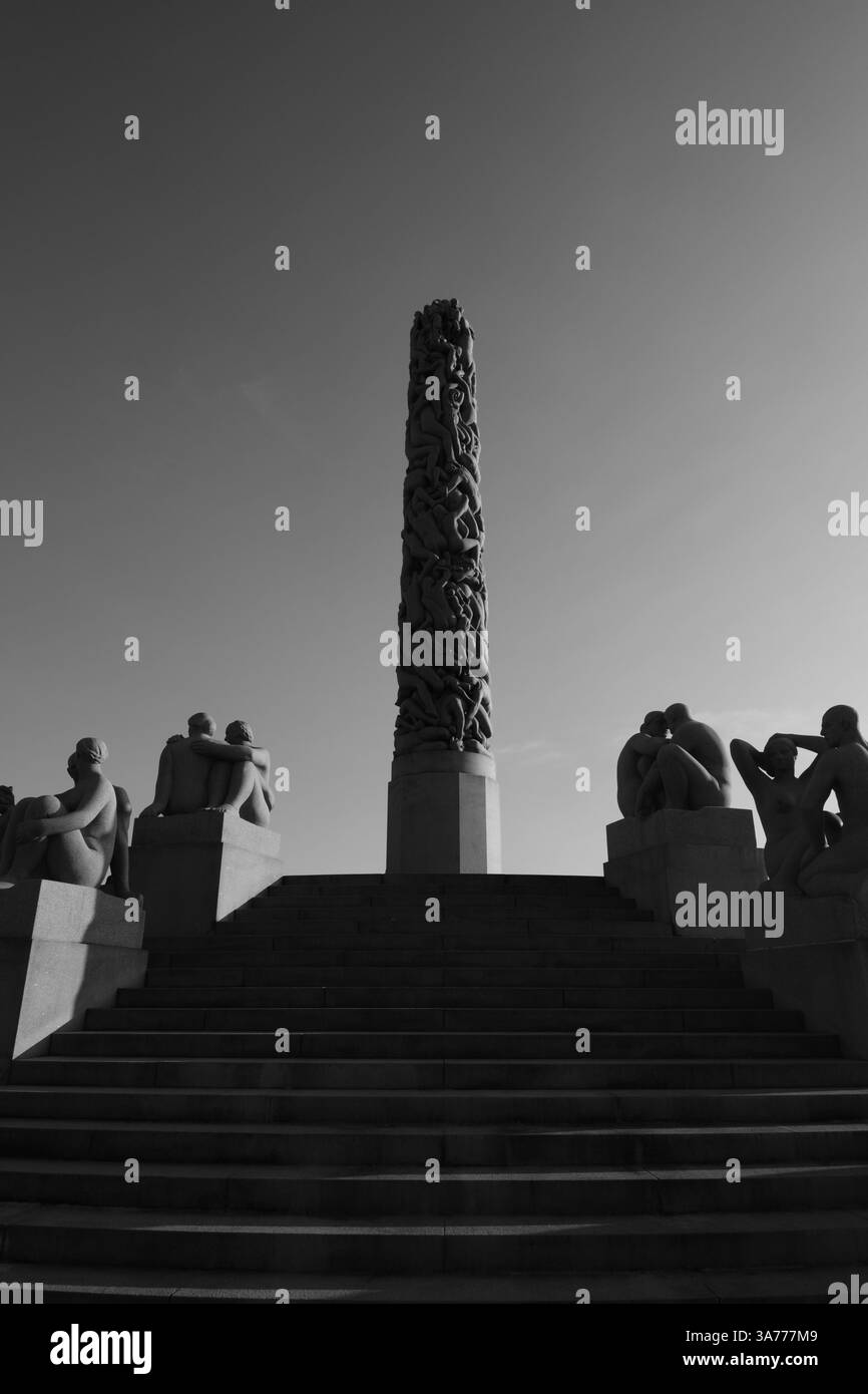 Silhouette monochrome de sculpture Monolitten dans le parc Vigeland, Oslo Banque D'Images Silhouette monochrome de sculpture Monolitten dans le parc Vigeland, Oslo Banque D'Images