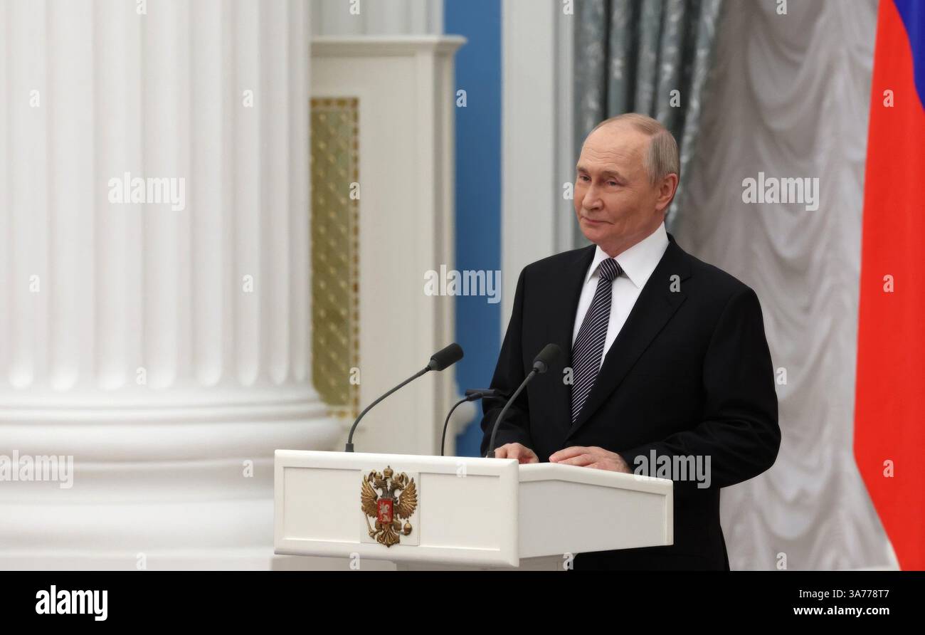 Moscou, Russie. 25 mars 2025. Le président russe Vladimir Poutine prononce un discours lors du Prix présidentiel 2024 pour les jeunes professionnels de la culture au Grand Palais du Kremlin, le 25 mars 2025 à Moscou, en Russie. Crédit : Vyacheslav Prokofyev/Kremlin Pool/Alamy Live News Banque D'Images