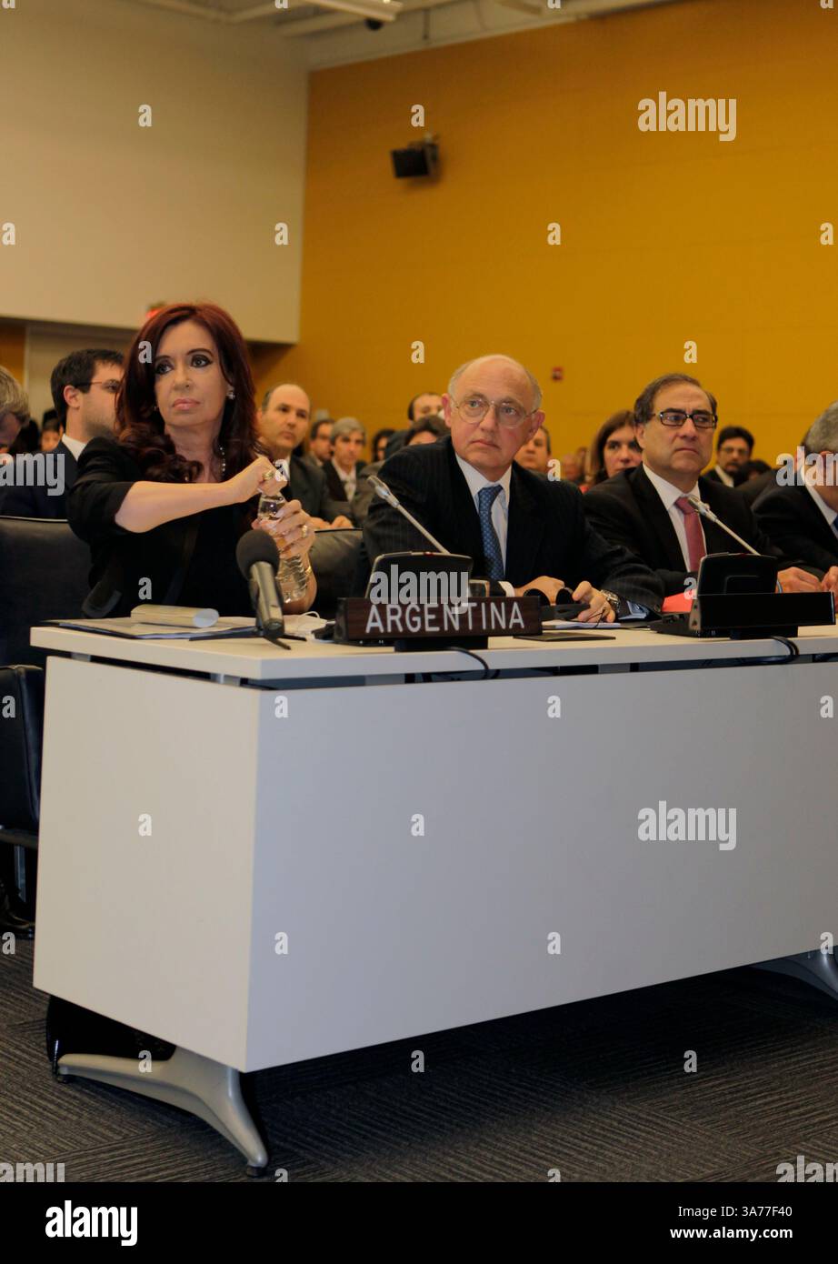 14 juin 2012 - New York, NY, États-Unis - Nations Unies - New York - 14 juin 2012 - Cristina Fernandez de Kirchner, (À GAUCHE) Présidente de l'Argentine aujourd'hui au Siège de l'ONU à New York..PHOTO DE : Hector Marcos Timerman, Ministre des Affaires étrangères de l'Argentine,.(AU CENTRE)..crédit : Luiz Rampelotto/Europa Newswire (crédit image : © Luiz Rampelotto/ZUMAPRESS.com) Banque D'Images