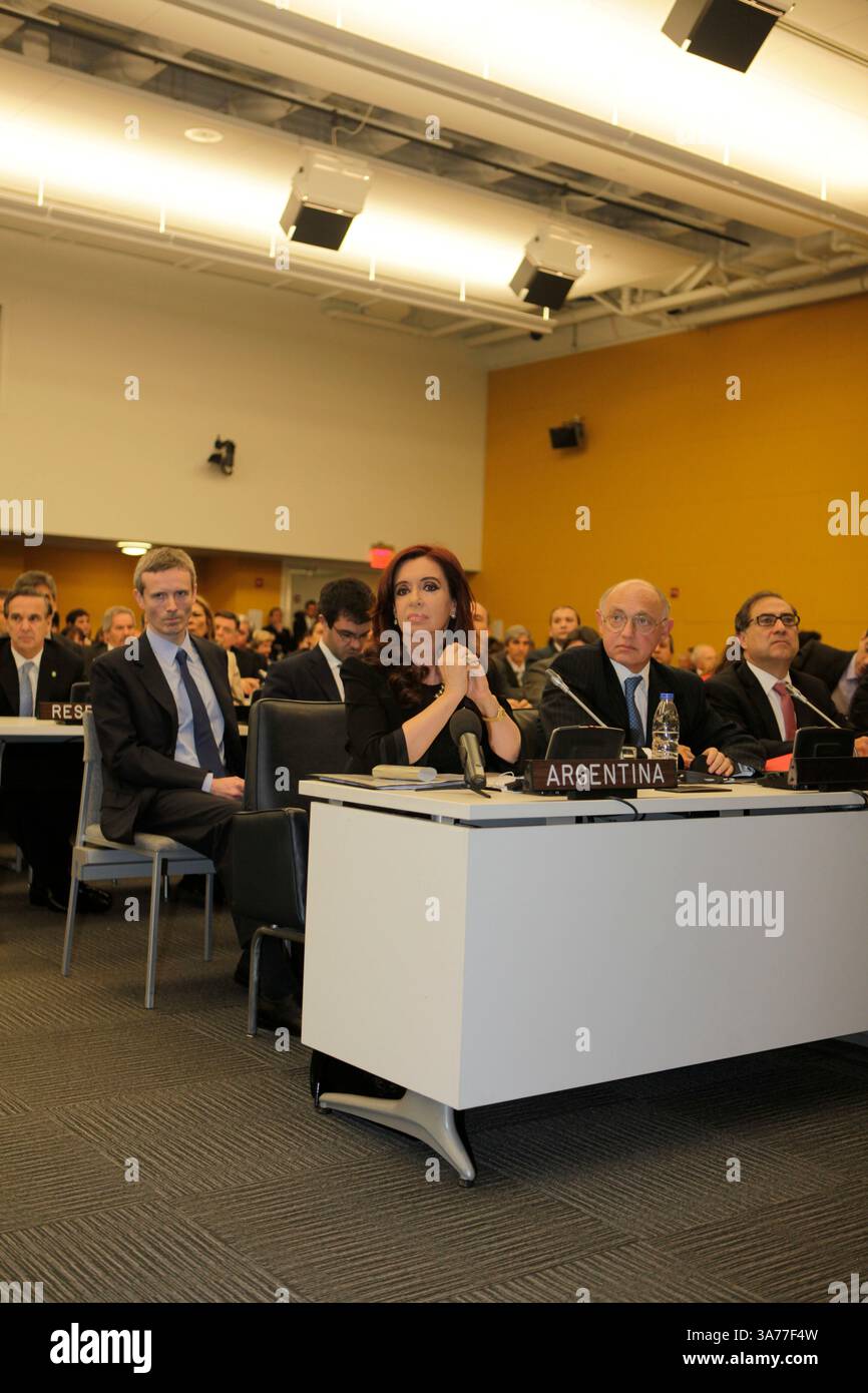 14 juin 2012 - New York, NY, États-Unis - Nations Unies - New York - 14 juin 2012 - Cristina Fernandez de Kirchner, (À GAUCHE) Présidente de l'Argentine aujourd'hui au Siège de l'ONU à New York..PHOTO DE : Hector Marcos Timerman, Ministre des Affaires étrangères de l'Argentine,.(AU CENTRE)..crédit : Luiz Rampelotto/Europa Newswire (crédit image : © Luiz Rampelotto/ZUMAPRESS.com) Banque D'Images