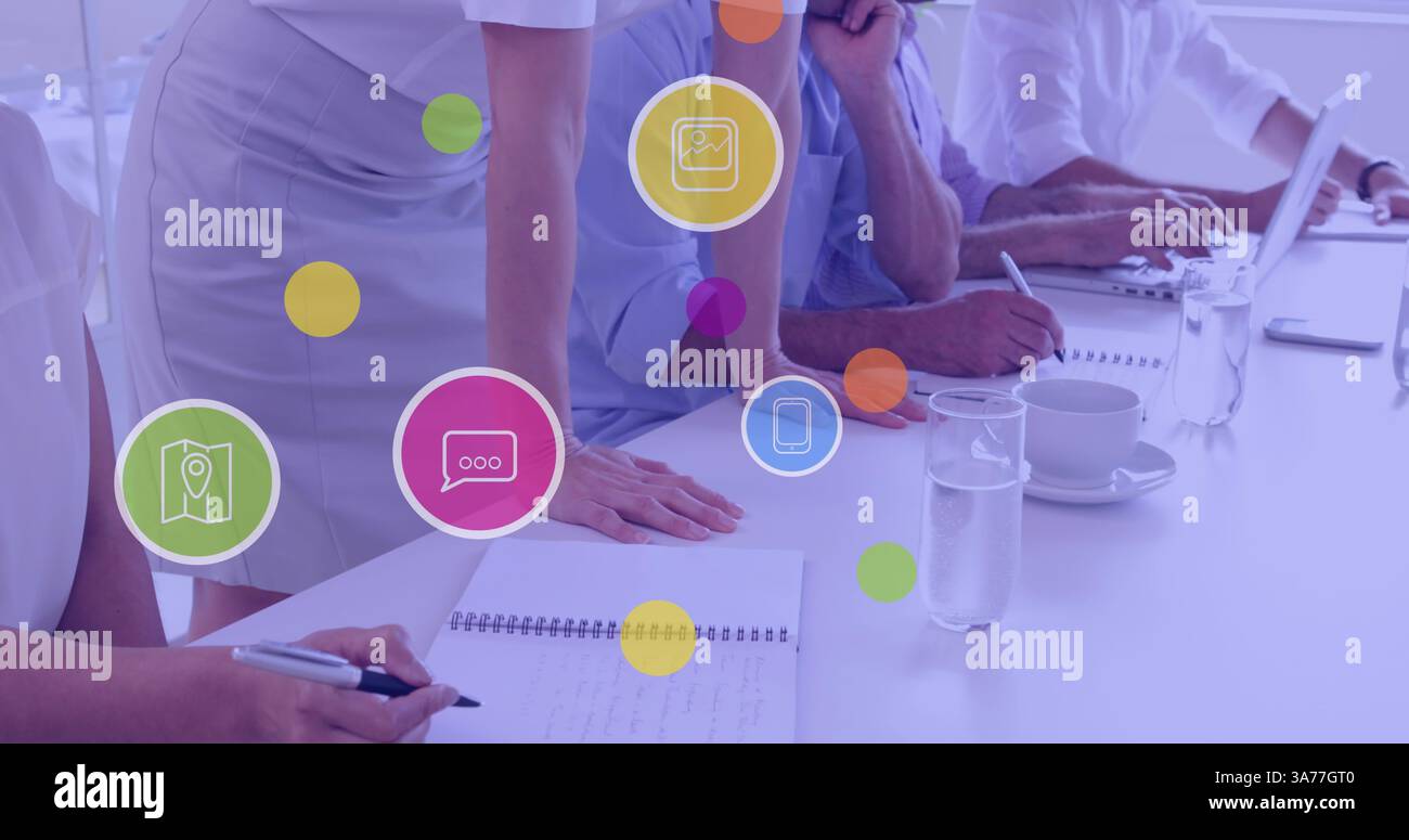 Image d'un réseau de connexions avec des icônes numériques sur des gens d'affaires Banque D'Images