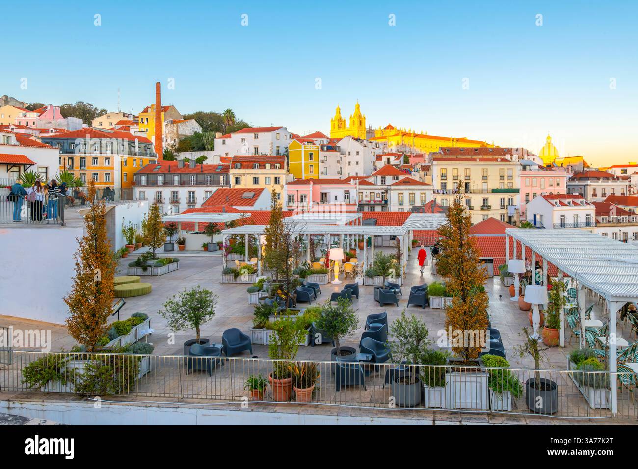 La terrasse extérieure de la terrasse d'observation Miradouro das Portas do sol dans le quartier historique d'Alfama à flanc de colline de Lisbonne, Portugal Banque D'Images