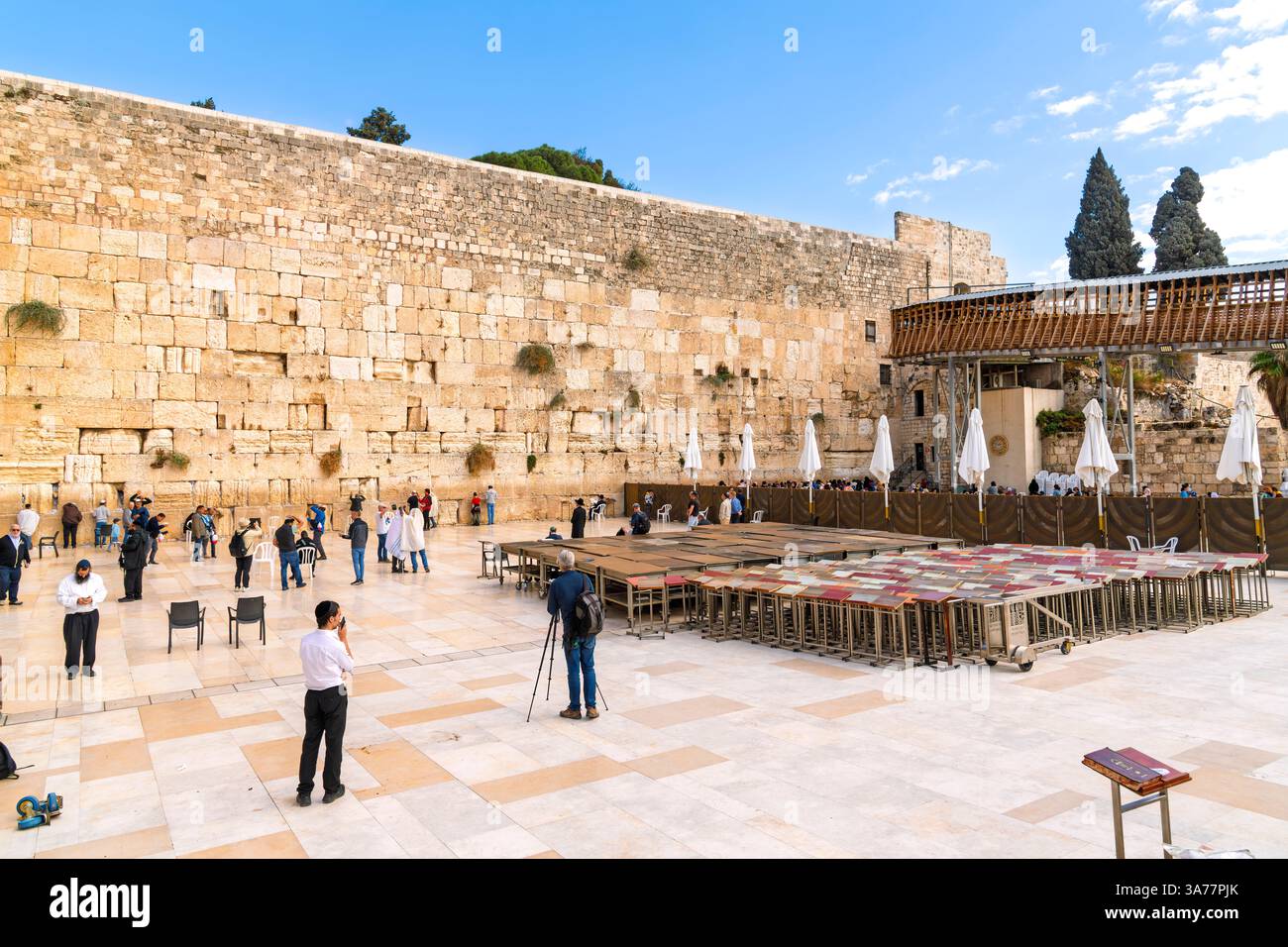 Les visiteurs laissent des notes et des messages au mur occidental ou Buraq connu sous le nom de mur des Lamentations seul côté dans la vieille ville de l'ancienne Jérusalem, en Israël. Banque D'Images