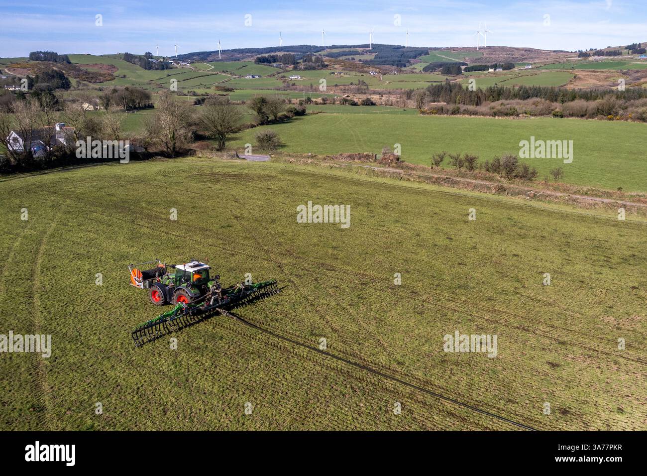L'agriculteur épand le lisier à l'aide d'un système de pompe ombilicale et d'une barre d'égouttement. Drinagh, West Cork, Irlande. Banque D'Images