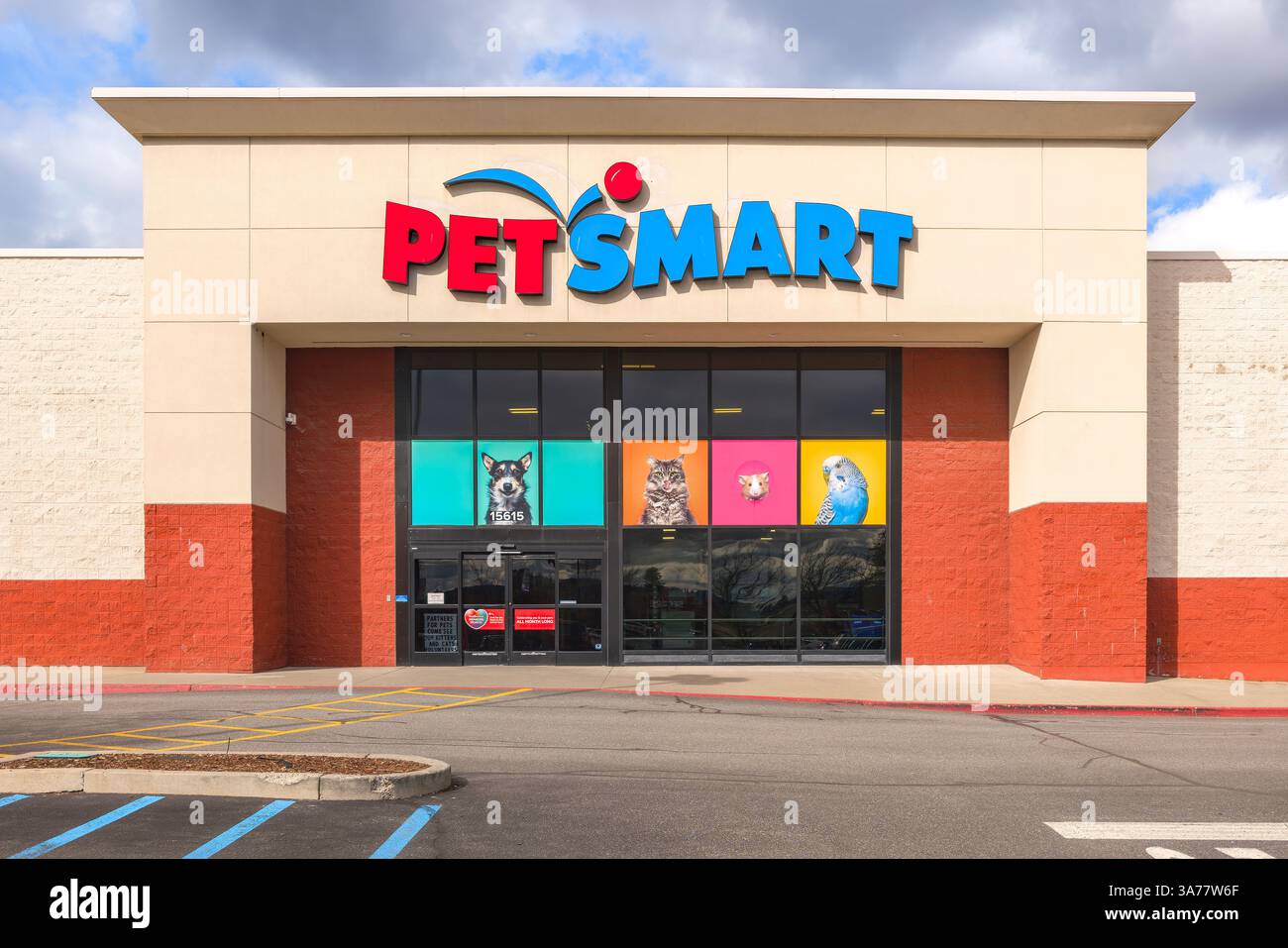 Vue générale de la façade, du logo et de l'entrée d'une animalerie PetSmart. Banque D'Images