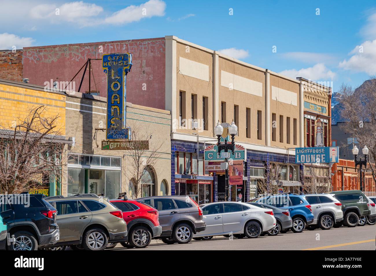 Ogden, UT, US-23 mars 2025 : centre-ville historique de cette ville de l'Utah avec des bâtiments en briques pittoresques et des montagnes enneigées pittoresques en arrière-plan. Banque D'Images