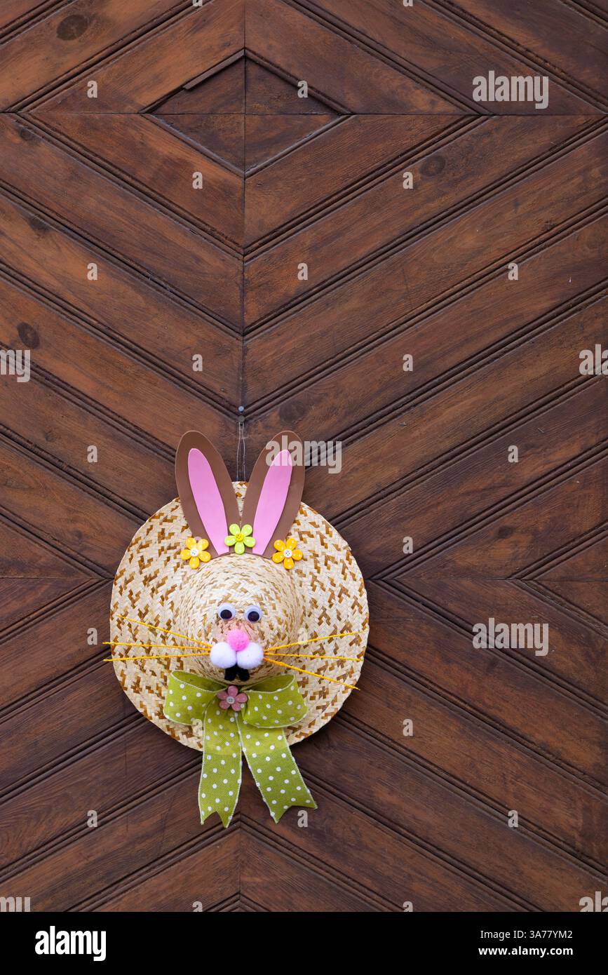 Décoration de Pâques accrochée à la porte Banque D'Images