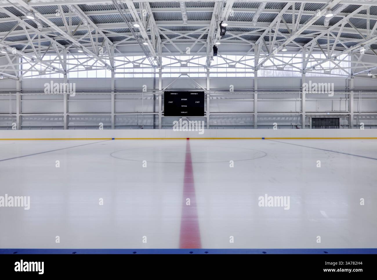 Vue intérieure d'une patinoire avec marquages de hockey sur glace. Banque D'Images