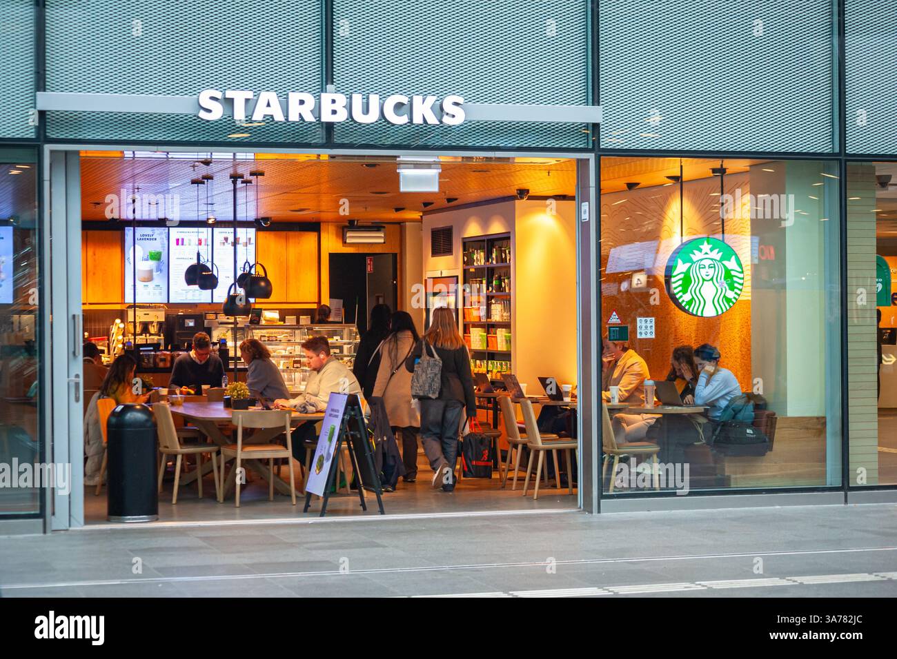 Clients dans le café Starbucks de la gare centrale de la Haye, pays-Bas Banque D'Images