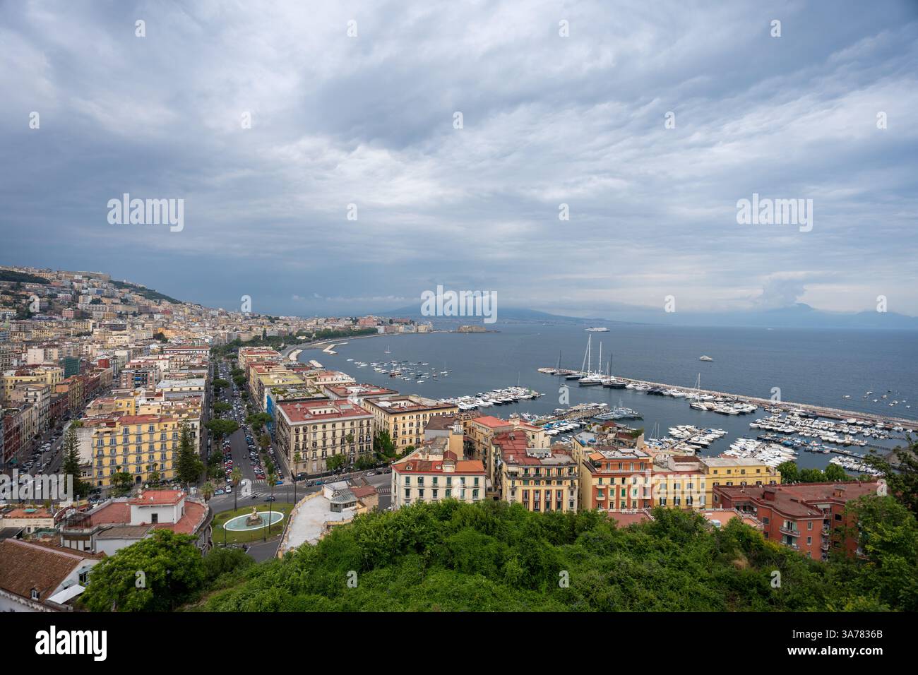 Naples, Italie - 27 mai 2024 : une vue panoramique de Naples depuis un point de vue élevé, mettant en valeur les bâtiments densément peuplés de la ville, la baie scintillante Banque D'Images