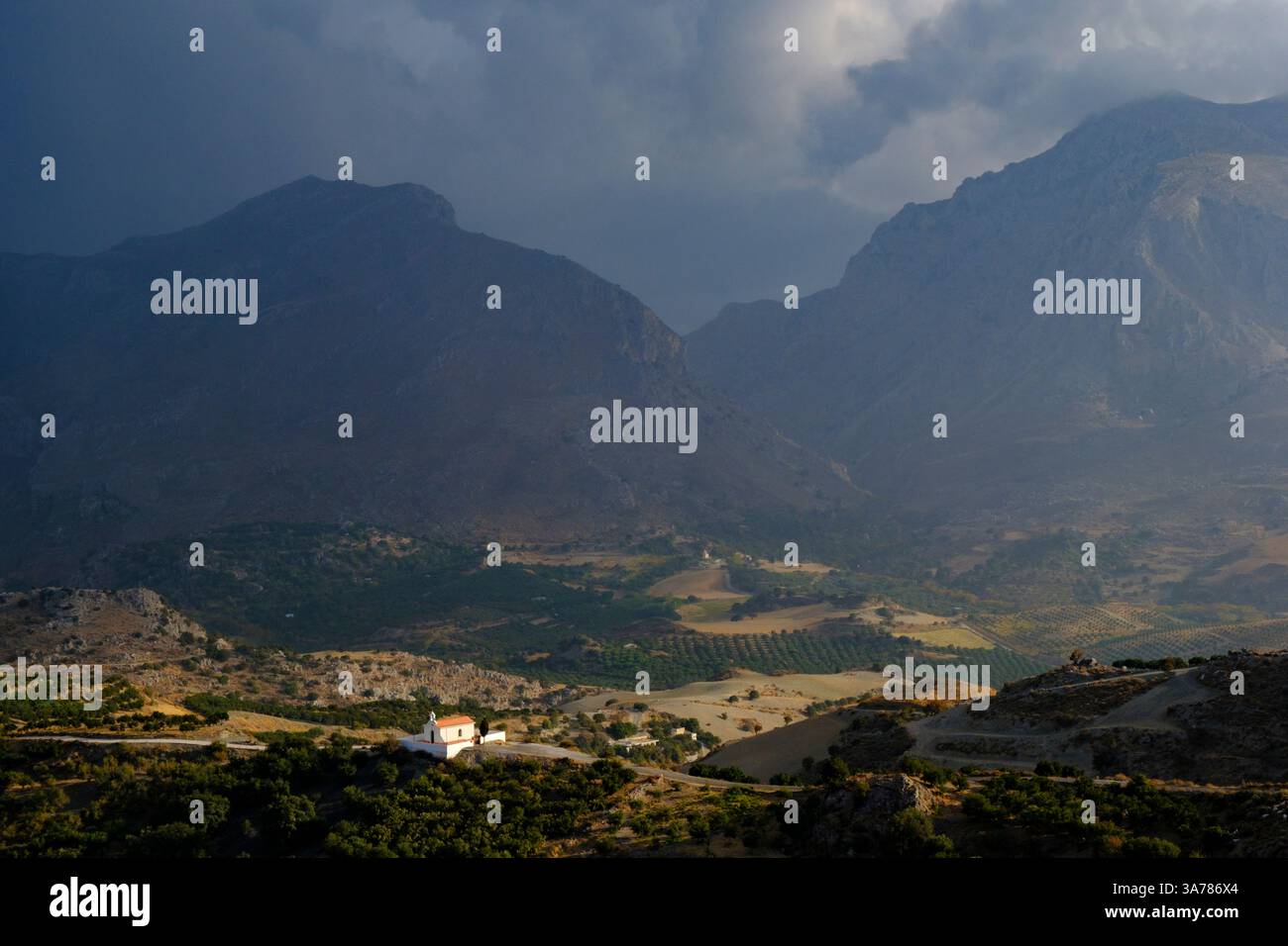 Une chapelle sur fond de montagnes sous un ciel orageux, sud de la Crète Banque D'Images