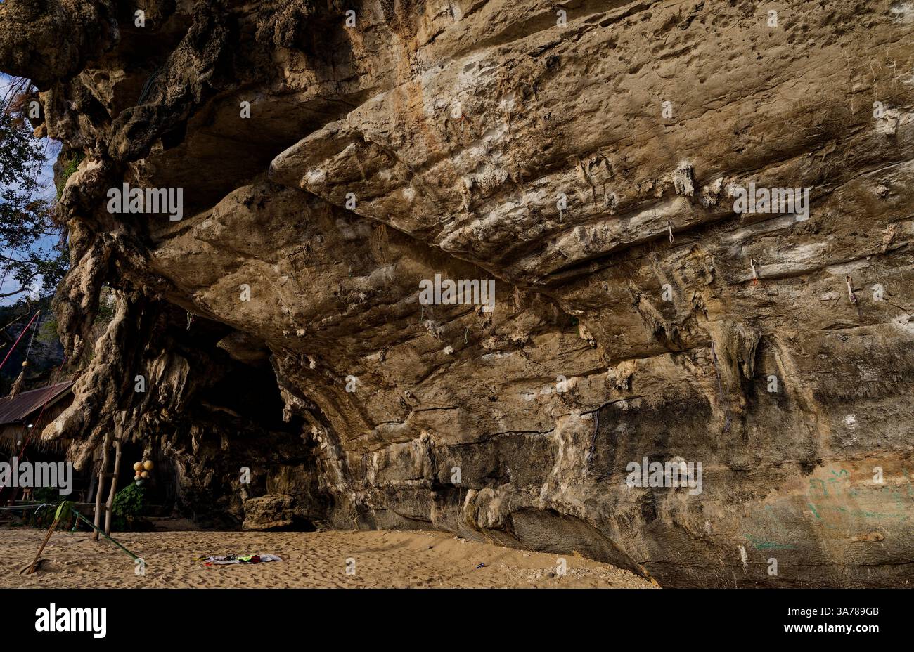 Le spot d'escalade à Tonsai est vide en fin d'après-midi Banque D'Images