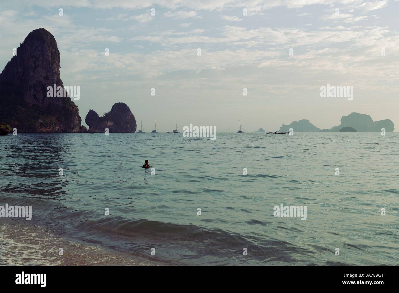 Un nageur seul flotte au large de la côte de Tonsai Beach Banque D'Images