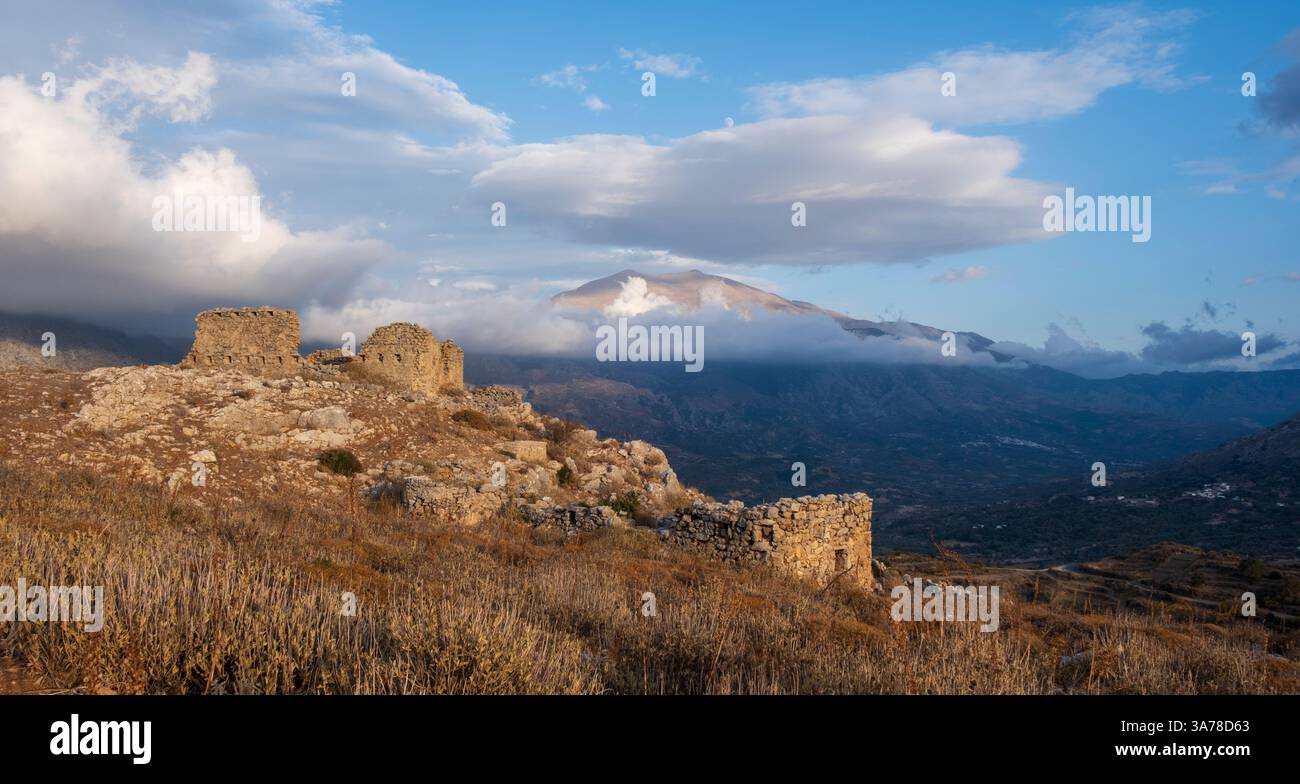 Avant-poste turc en ruine surplombant la vallée d'Amari au pied du mont Ida, en Crète Banque D'Images