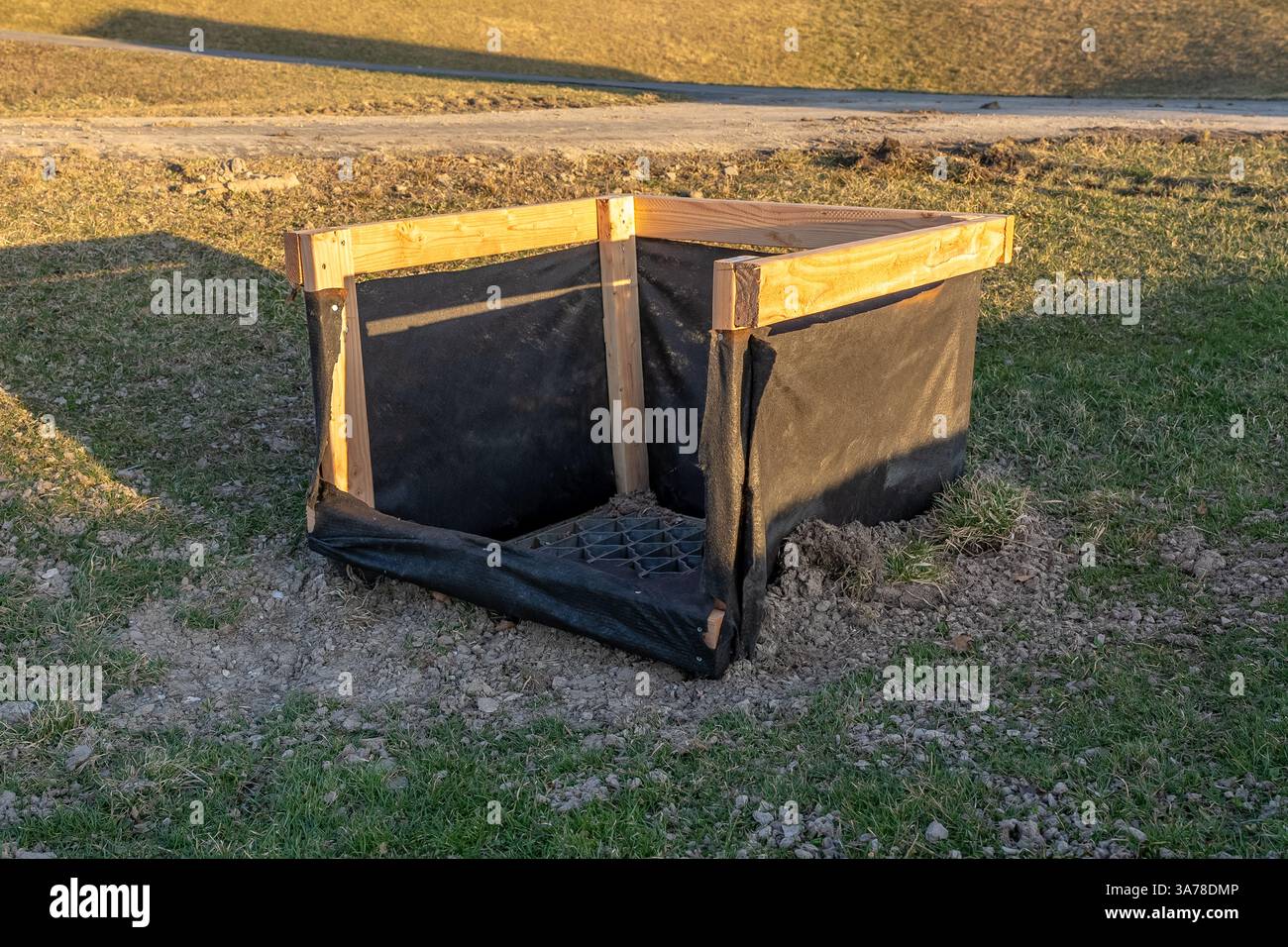 Photo d'une clôture temporaire à limon, piège à limon, autour d'une entrée de tempête sur une entrée de tempête de construction. Banque D'Images