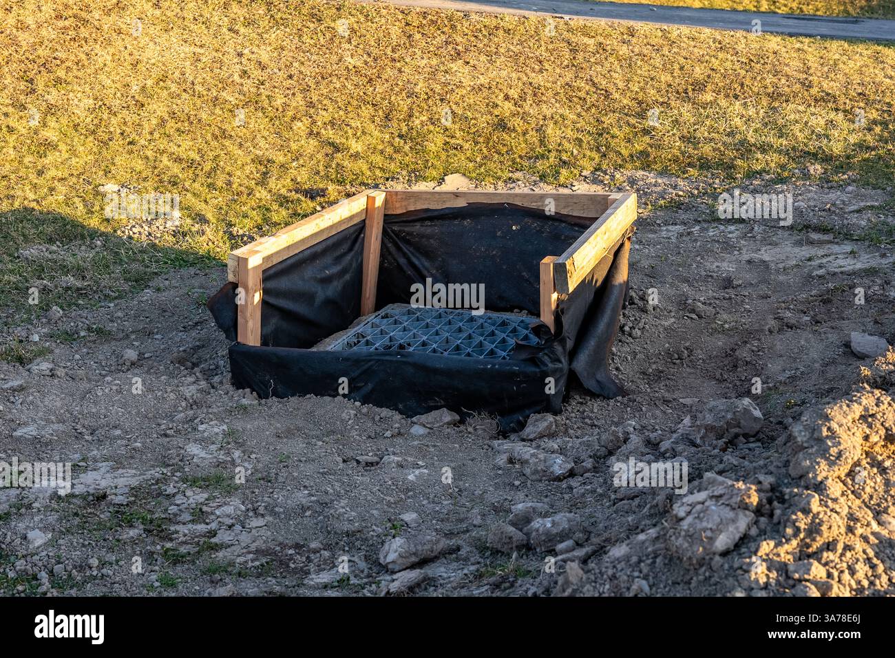 Photo d'une clôture temporaire à limon, piège à limon, autour d'une entrée de tempête sur une entrée de tempête de construction. Banque D'Images
