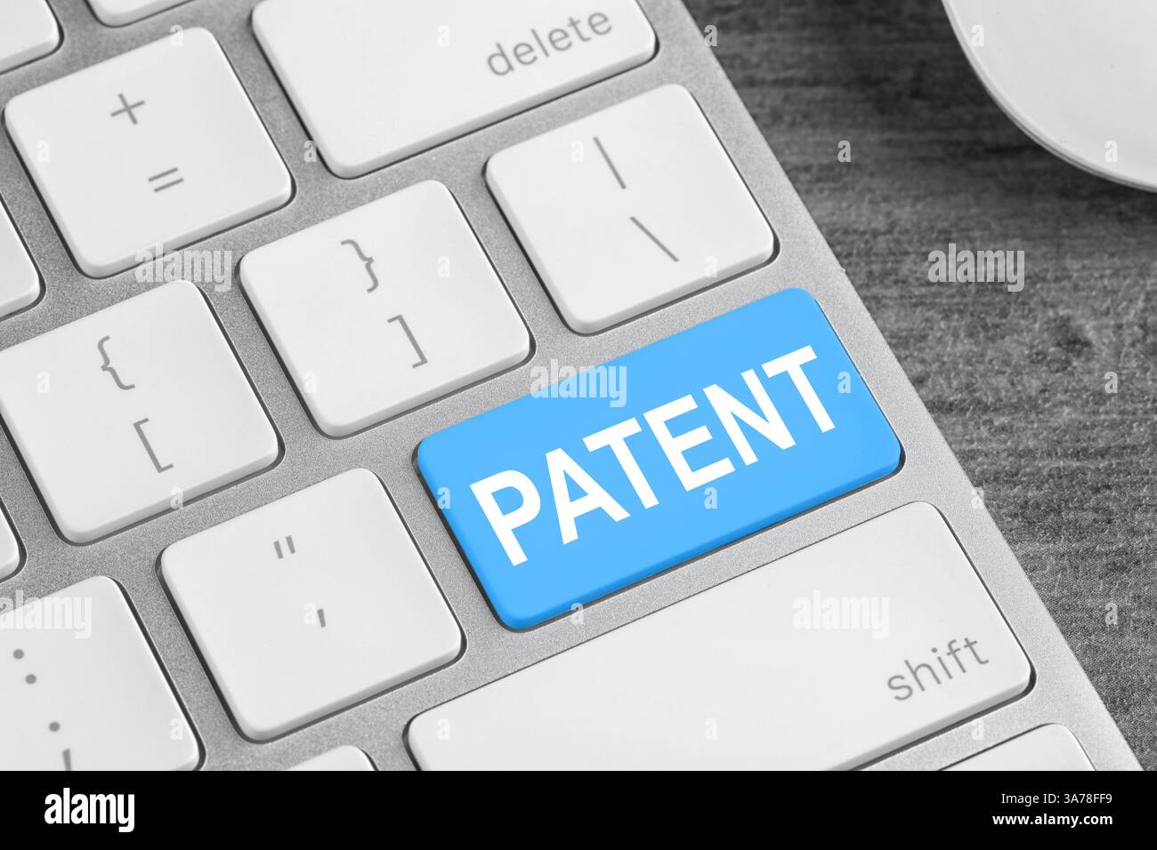 Licence. Clavier d'ordinateur avec le mot brevet sur le bouton bleu clair, gros plan Banque D'Images