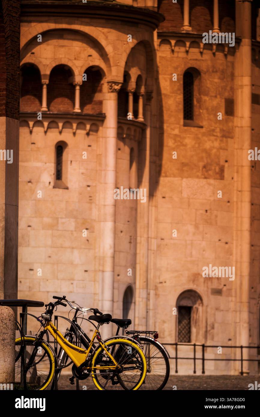 Le Duomo de Modène est un chef-d'œuvre du style roman du moyen âge en Italie. Conçu par Lanfranco, le grand sculpteur et architecte de son époque. Banque D'Images