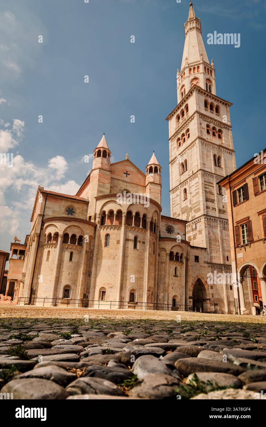 Le Duomo de Modène est un chef-d'œuvre du style roman du moyen âge en Italie. Conçu par Lanfranco, le grand sculpteur et architecte de son époque. Banque D'Images