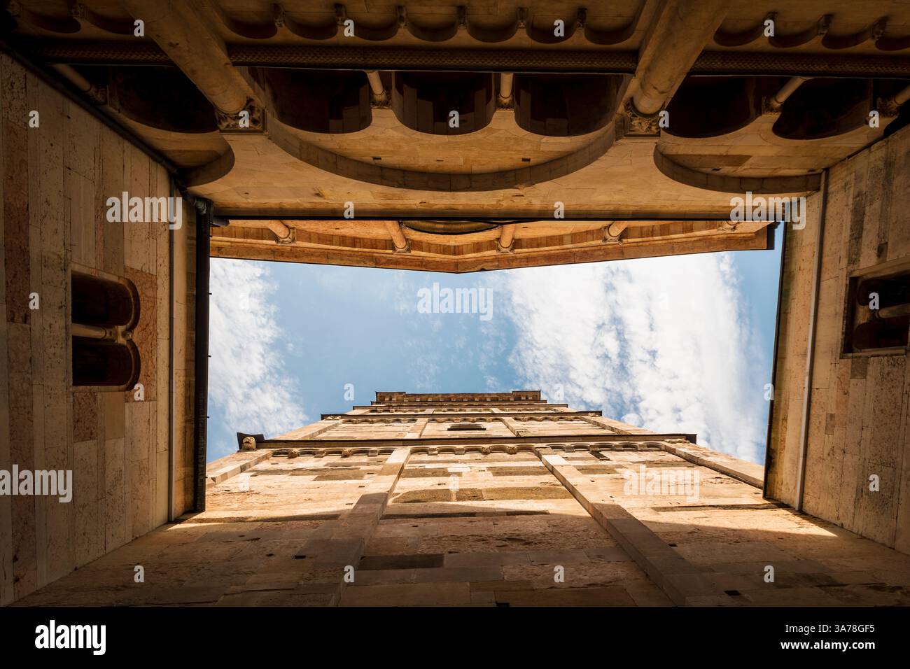 Le Duomo de Modène est un chef-d'œuvre du style roman du moyen âge en Italie. Conçu par Lanfranco, le grand sculpteur et architecte de son époque. Banque D'Images