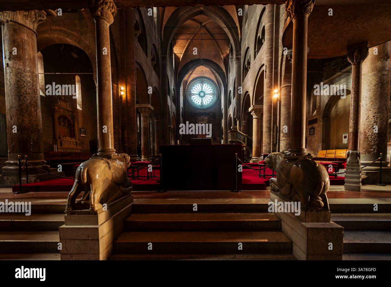 Le Duomo de Modène est un chef-d'œuvre du style roman du moyen âge en Italie. Conçu par Lanfranco, le grand sculpteur et architecte de son époque. Banque D'Images