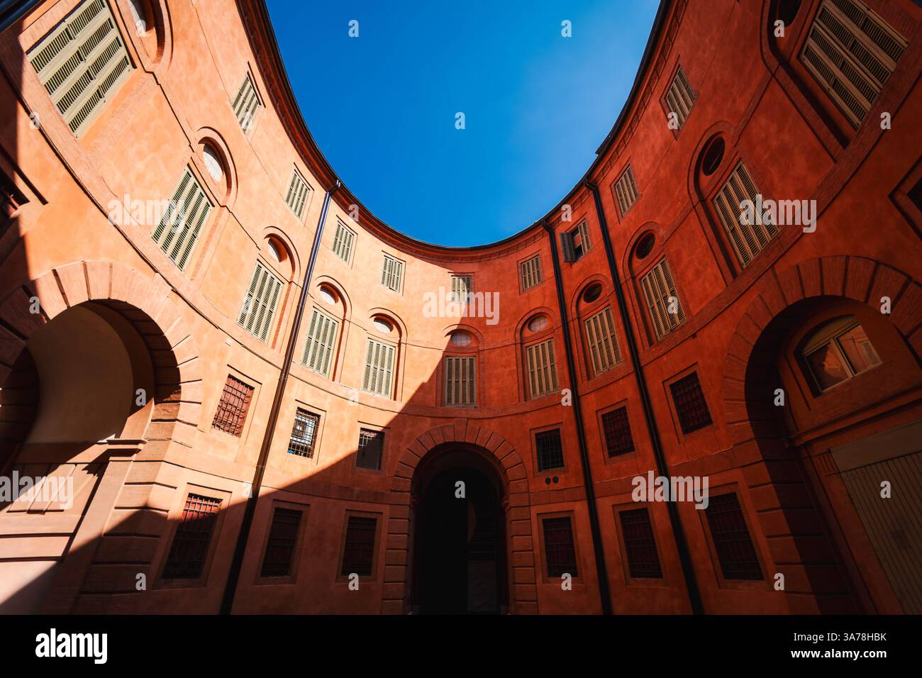 Le Théâtre de la ville de Ferrare comprend une structure elliptique autrefois utilisée pour les voitures, aujourd'hui une petite place dédiée à son concepteur, Foschini. Banque D'Images