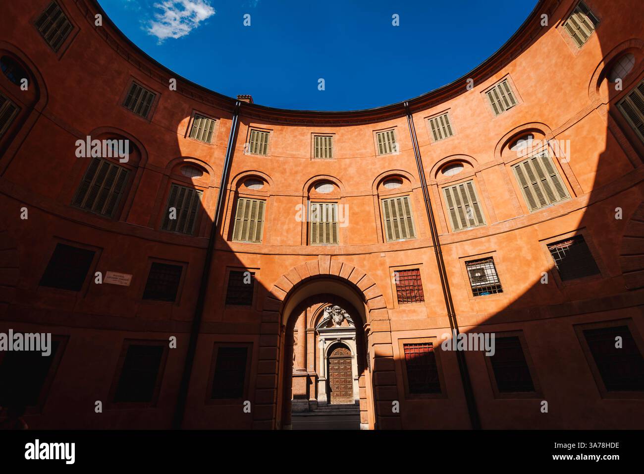 Le Théâtre de la ville de Ferrare comprend une structure elliptique autrefois utilisée pour les voitures, aujourd'hui une petite place dédiée à son concepteur, Foschini. Banque D'Images