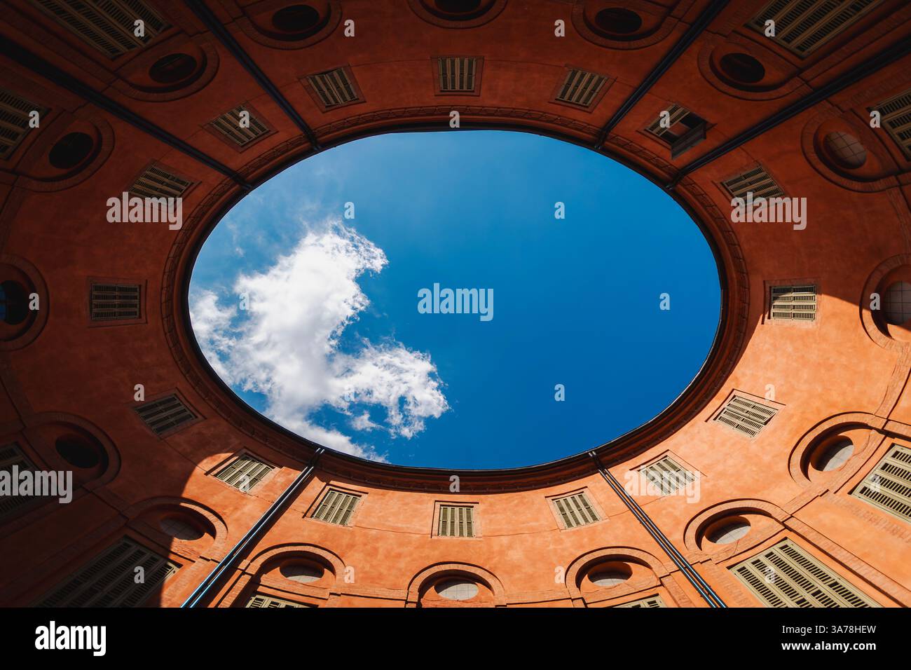 Le Théâtre de la ville de Ferrare comprend une structure elliptique autrefois utilisée pour les voitures, aujourd'hui une petite place dédiée à son concepteur, Foschini. Banque D'Images