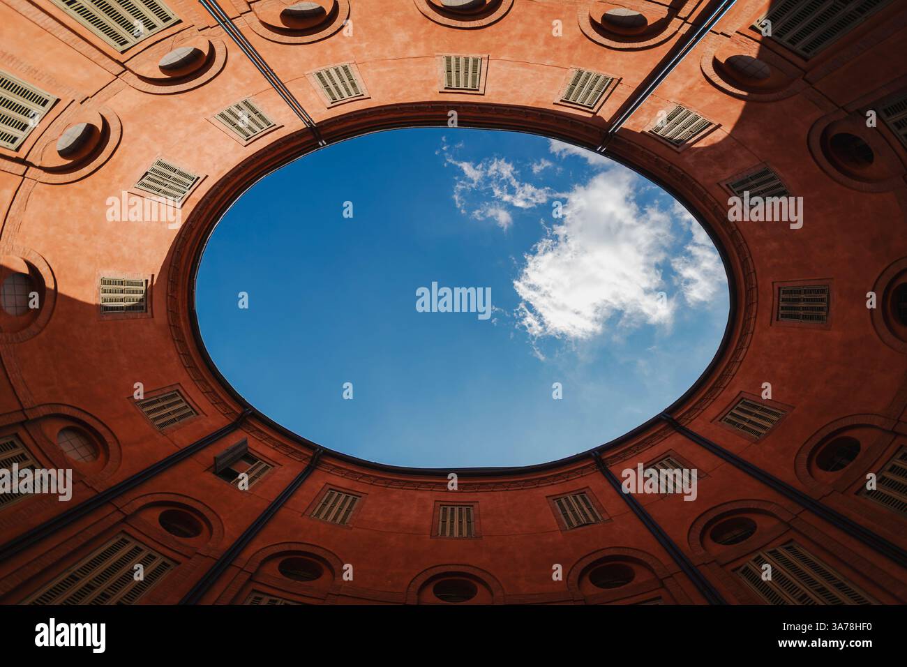 Le Théâtre de la ville de Ferrare comprend une structure elliptique autrefois utilisée pour les voitures, aujourd'hui une petite place dédiée à son concepteur, Foschini. Banque D'Images