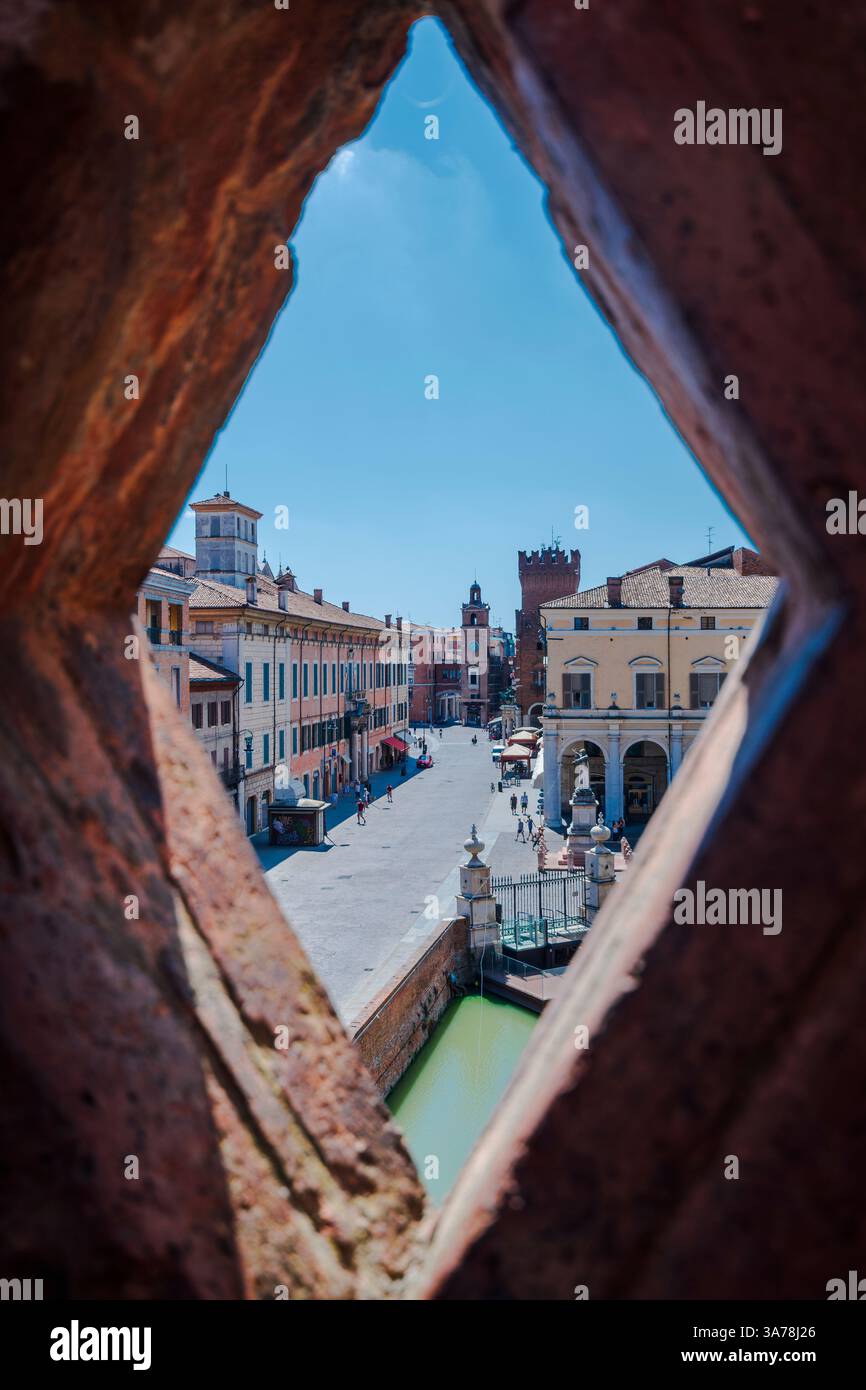 Ferrara, Italie. La belle capitale de la famille Este. Avec son château et la cathédrale George et cloches. Banque D'Images
