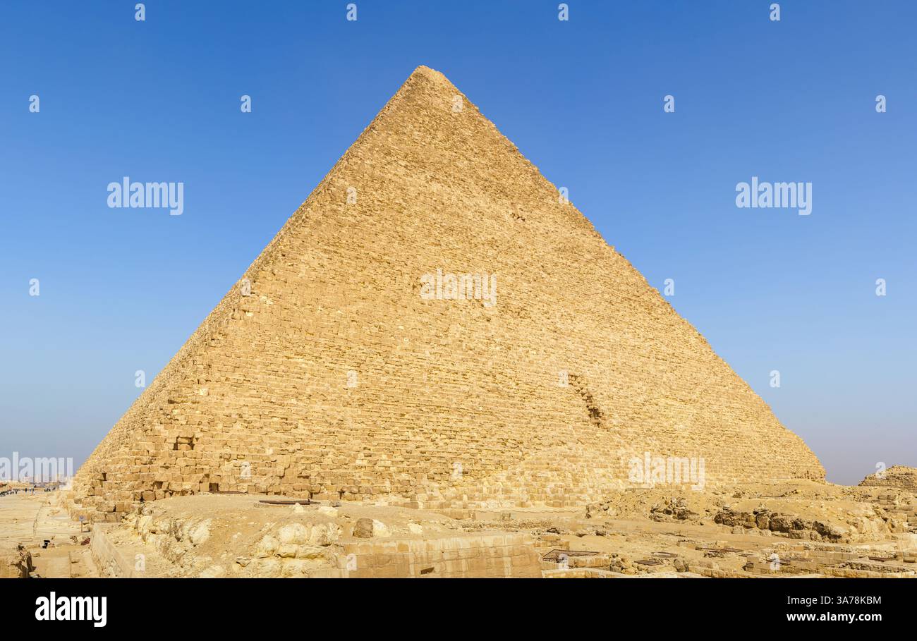 Gizeh, Egypte, une vue rapprochée de la grande pyramide de Khéops, pendant la journée Banque D'Images